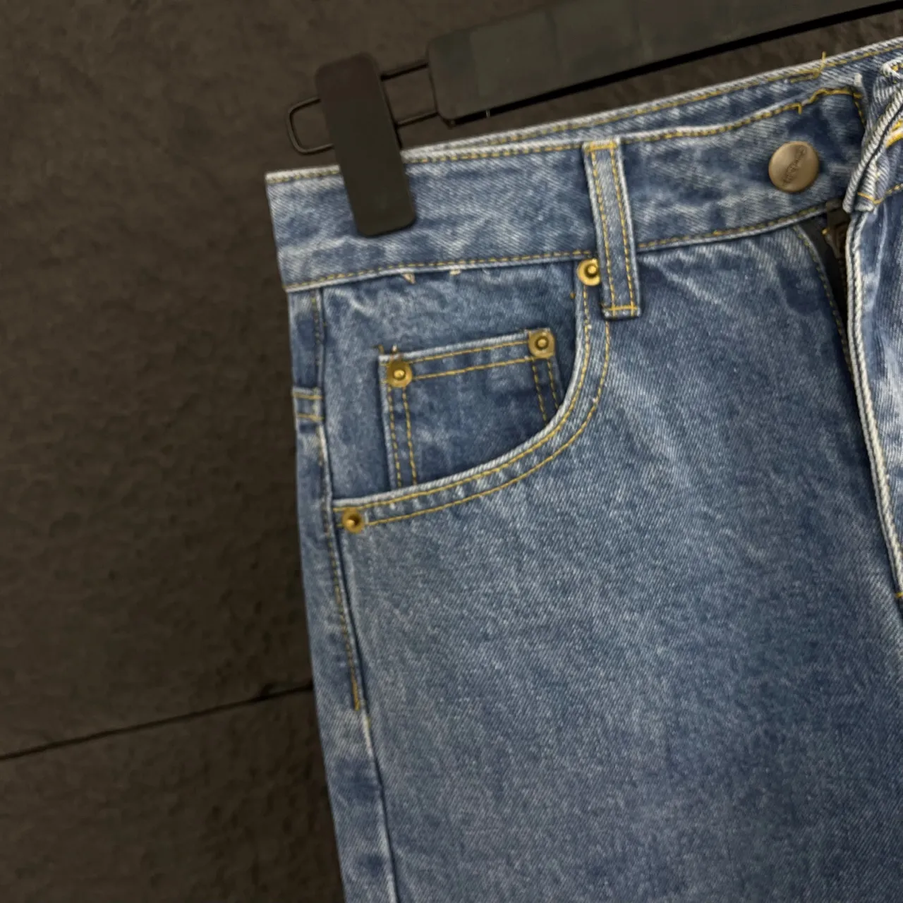 🅿️260 Grab Carhartt WIP original quality model number: HT011 ✨New! Carhartt WIP style American retro loose heavyweight washed micro-taper work jeans, a fashionable must-have!  Original customized logo buckle, full of texture; paired with YKK zipper placket, opening and closing is smooth and super silky. It is reinforced with multiple knots, fine and solid workmanship, and is durable and resistant to wear and tear.  Three-dimensional structure tailoring strictly follows ergonomics, allowing you to move freely without any sense of restraint. The streamlined design flexibly fits the body shape, showing ease in every move.  Function, appearance, and durability are perfectly integrated. Whether it is business commuting, casual strolling, or travel and vacation, these pants can be easily adapted. The straight and slightly tapered version is perfect for flattering your legs and is accommodating to all body types.  🔷Color: Refreshing washed blue, full of retro atmosphere 📏Size: 28-36 sizes (corresponding to S-XXL),