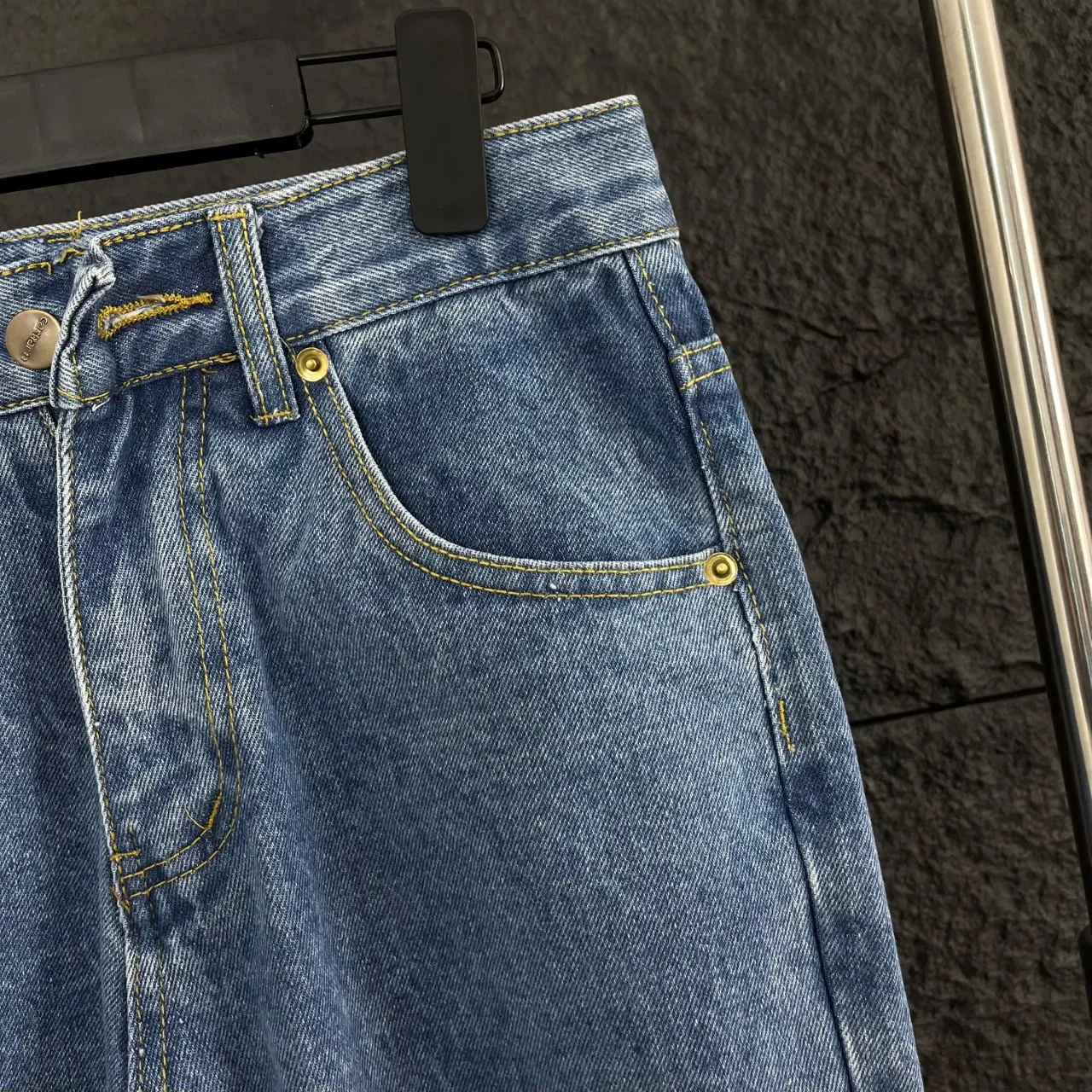 🅿️260 Grab Carhartt WIP original quality model number: HT011 ✨New! Carhartt WIP style American retro loose heavyweight washed micro-taper work jeans, a fashionable must-have!  Original customized logo buckle, full of texture; paired with YKK zipper placket, opening and closing is smooth and super silky. It is reinforced with multiple knots, fine and solid workmanship, and is durable and resistant to wear and tear.  Three-dimensional structure tailoring strictly follows ergonomics, allowing you to move freely without any sense of restraint. The streamlined design flexibly fits the body shape, showing ease in every move.  Function, appearance, and durability are perfectly integrated. Whether it is business commuting, casual strolling, or travel and vacation, these pants can be easily adapted. The straight and slightly tapered version is perfect for flattering your legs and is accommodating to all body types.  🔷Color: Refreshing washed blue, full of retro atmosphere 📏Size: 28-36 sizes (corresponding to S-XXL),