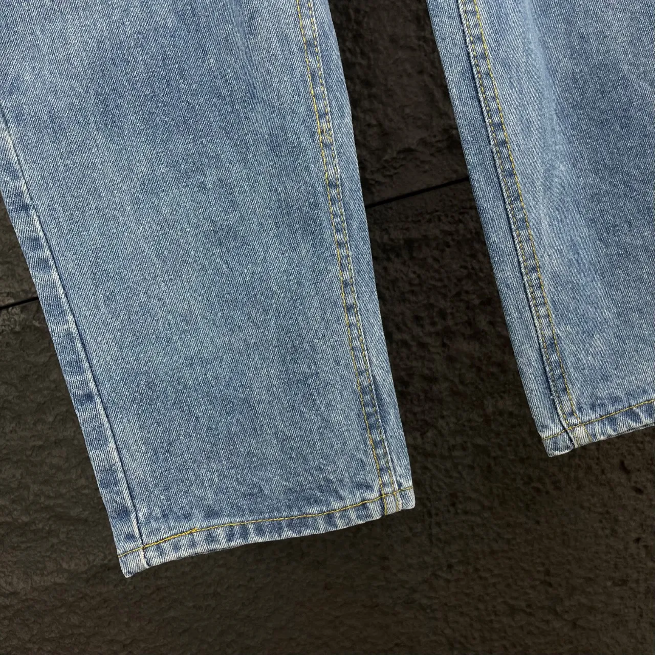 🅿️260 Grab Carhartt WIP original quality model number: HT011 ✨New! Carhartt WIP style American retro loose heavyweight washed micro-taper work jeans, a fashionable must-have!  Original customized logo buckle, full of texture; paired with YKK zipper placket, opening and closing is smooth and super silky. It is reinforced with multiple knots, fine and solid workmanship, and is durable and resistant to wear and tear.  Three-dimensional structure tailoring strictly follows ergonomics, allowing you to move freely without any sense of restraint. The streamlined design flexibly fits the body shape, showing ease in every move.  Function, appearance, and durability are perfectly integrated. Whether it is business commuting, casual strolling, or travel and vacation, these pants can be easily adapted. The straight and slightly tapered version is perfect for flattering your legs and is accommodating to all body types.  🔷Color: Refreshing washed blue, full of retro atmosphere 📏Size: 28-36 sizes (corresponding to S-XXL),