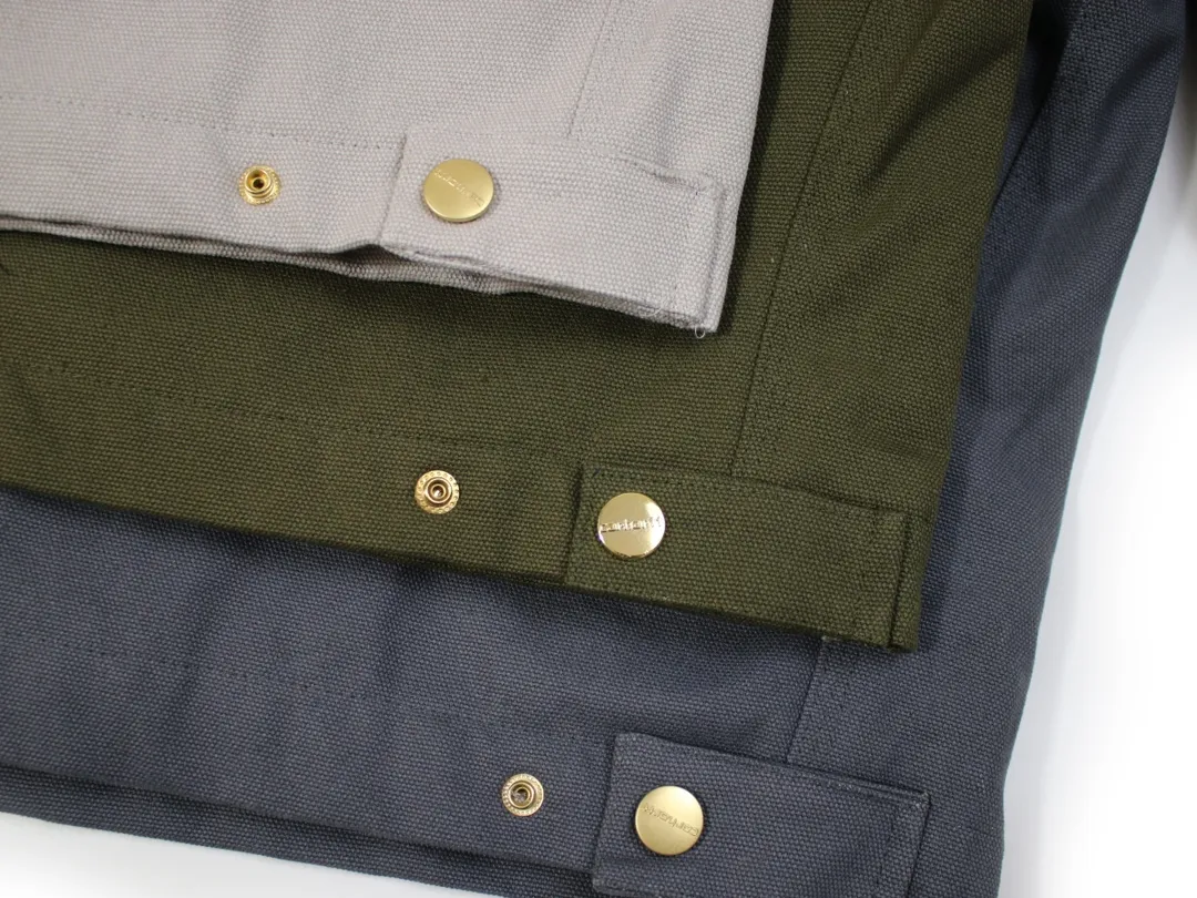 🅿️410 American CARHARTT-Carhart J97 washed and distressed heavy-duty Detroit jacket, vintage work canvas jacket, multi-pocket zipper lapel work jacket, hot-selling item on the platform, daily sales of 200➕ Carhart, an American brand with a history of 130 years, is known for its excellent manufacturing quality Catat is famous for its comfortable and durable high-quality workwear. It is one of the hottest workwear brands in recent times. Its classic status in the hearts of many American workwear players is indescribable. The variety is indescribable⚠ 16oz composite sand-washed Shumei silk. The whole piece weighs 3 pounds. Customized oil-sealed zippers, wool lining, custom leather label, heavy washing, color registration after fading, custom buttons 28 days!  Kanyewest star Alexander Dwayne "The Rock" Johnson and Tom Hardy have the same upper body with a washed distressed effect. Carhart's old-fashioned jacket has the features of shoulder length, short body, wide and slightly long waist, and an inverted triangle shape when viewed from the back. These are common features of American jackets, which are perfectly presented and infinitely magnified in the Detroit jacket. In terms of fabrics, J97 does not use 120Z native canvas, but uses sand and gravel washed canvas, which ensures wear resistance while also increasing softness and comfort. The collar does not use corduroy like J001, but uses sand and gravel washed canvas that is consistent with the main body, but the comfort is no worse than that of corduroy. The LOGO on the chest uses a dark brown PU leather square "leather label" instead of the white background "yellow moon" LOGO cloth label like J011. Color: Moss Green, Taro Gray, Petrol Blue Size: M-XXL Length: 67 69 71 73 Bust: 130 134 138 142 Shoulder Width: 55 56 57 58 Sleeve Length: 62 63 64 65