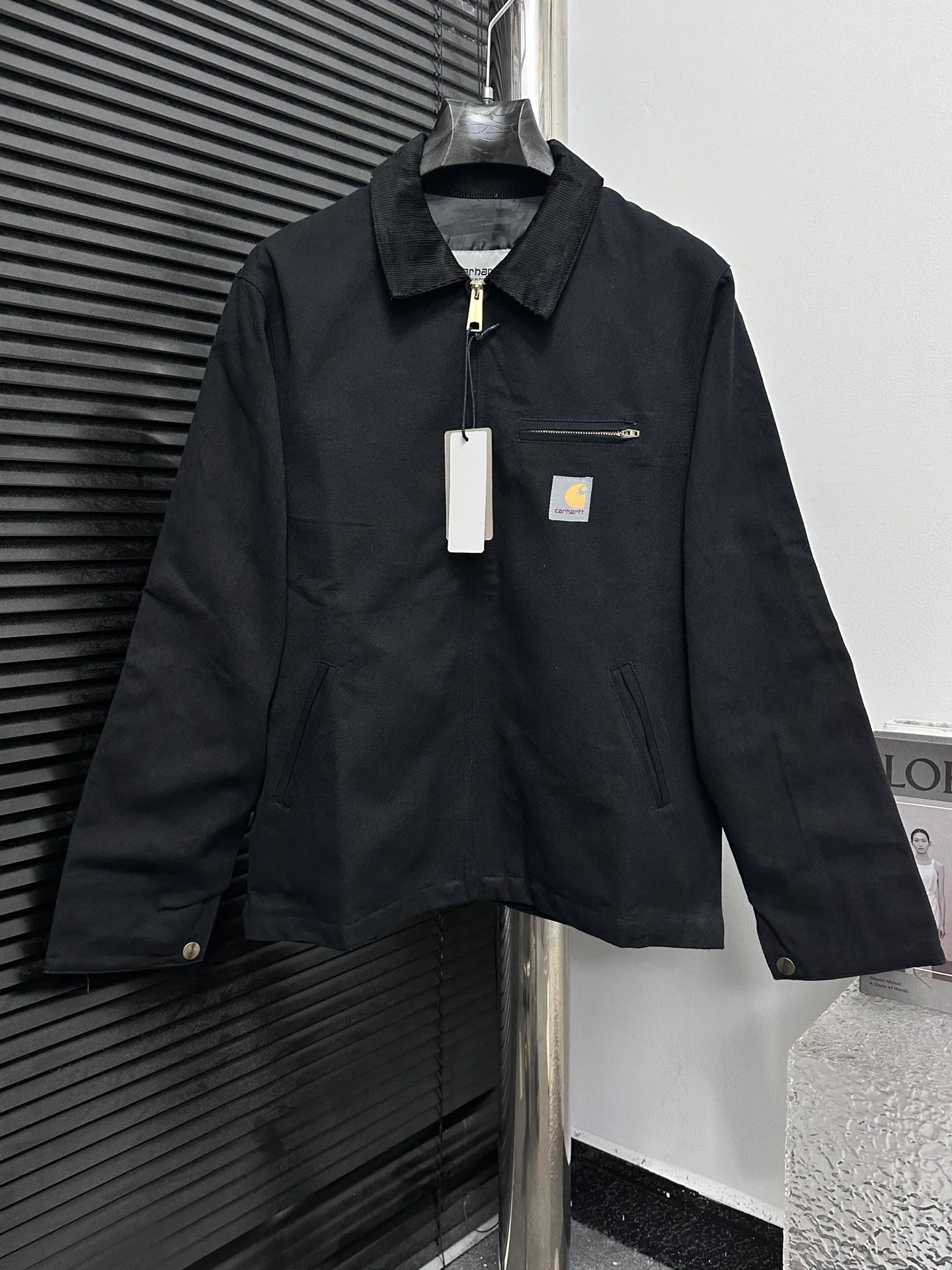 🅿️352 [Carhartt Wip] Carhartt Detroit zipper casual workwear for couples. The fabric is made of new environmentally friendly twill fabric. The light wash feels and the color will look better with time. It is a very high-quality fabric!  The workmanship details are perfectly controlled, the classic logo is embroidered on the chest, the corduroy lapel highlights the unique style, the custom gold zipper, and the gold buttons all have the logo and become more unique as they wear out with use! Suitable for daily wear, suitable for all styles, same style for men and women. Sizes: S-XL