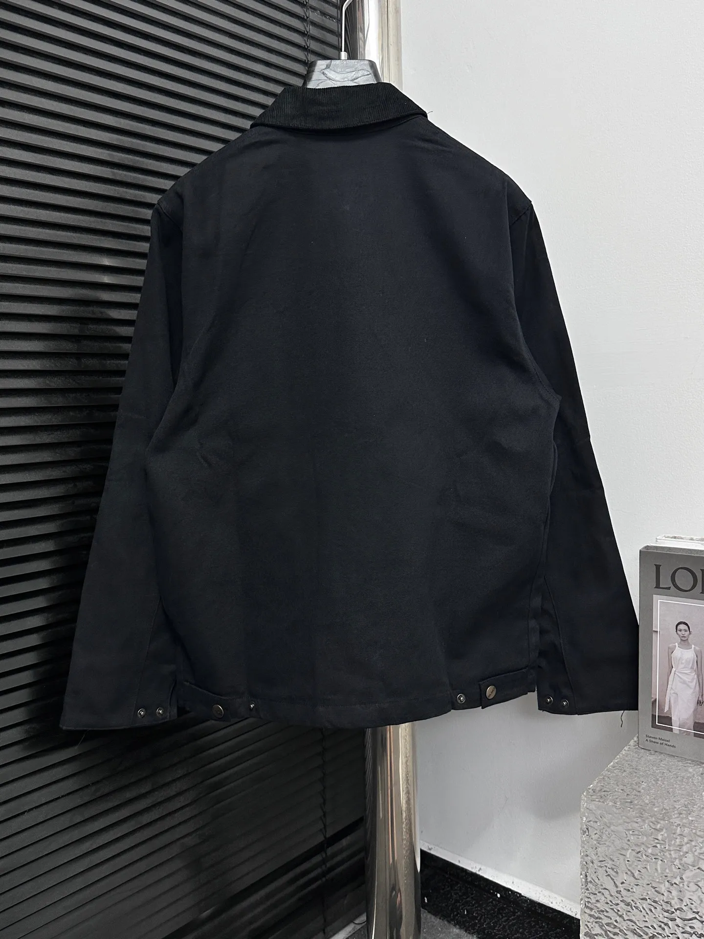 🅿️352 [Carhartt Wip] Carhartt Detroit zipper casual workwear for couples. The fabric is made of new environmentally friendly twill fabric. The light wash feels and the color will look better with time. It is a very high-quality fabric!  The workmanship details are perfectly controlled, the classic logo is embroidered on the chest, the corduroy lapel highlights the unique style, the custom gold zipper, and the gold buttons all have the logo and become more unique as they wear out with use! Suitable for daily wear, suitable for all styles, same style for men and women. Sizes: S-XL