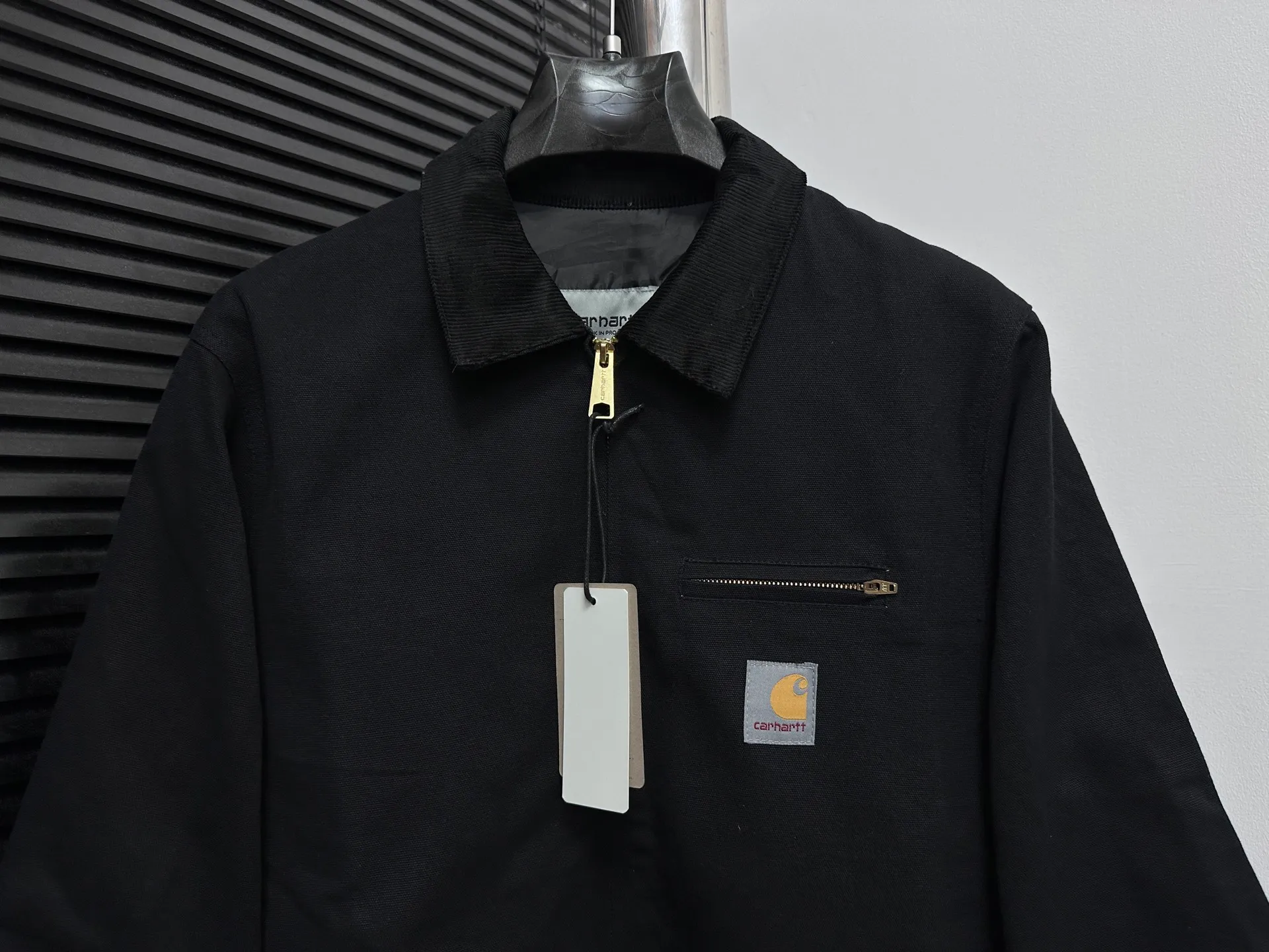 🅿️352 [Carhartt Wip] Carhartt Detroit zipper casual workwear for couples. The fabric is made of new environmentally friendly twill fabric. The light wash feels and the color will look better with time. It is a very high-quality fabric!  The workmanship details are perfectly controlled, the classic logo is embroidered on the chest, the corduroy lapel highlights the unique style, the custom gold zipper, and the gold buttons all have the logo and become more unique as they wear out with use! Suitable for daily wear, suitable for all styles, same style for men and women. Sizes: S-XL