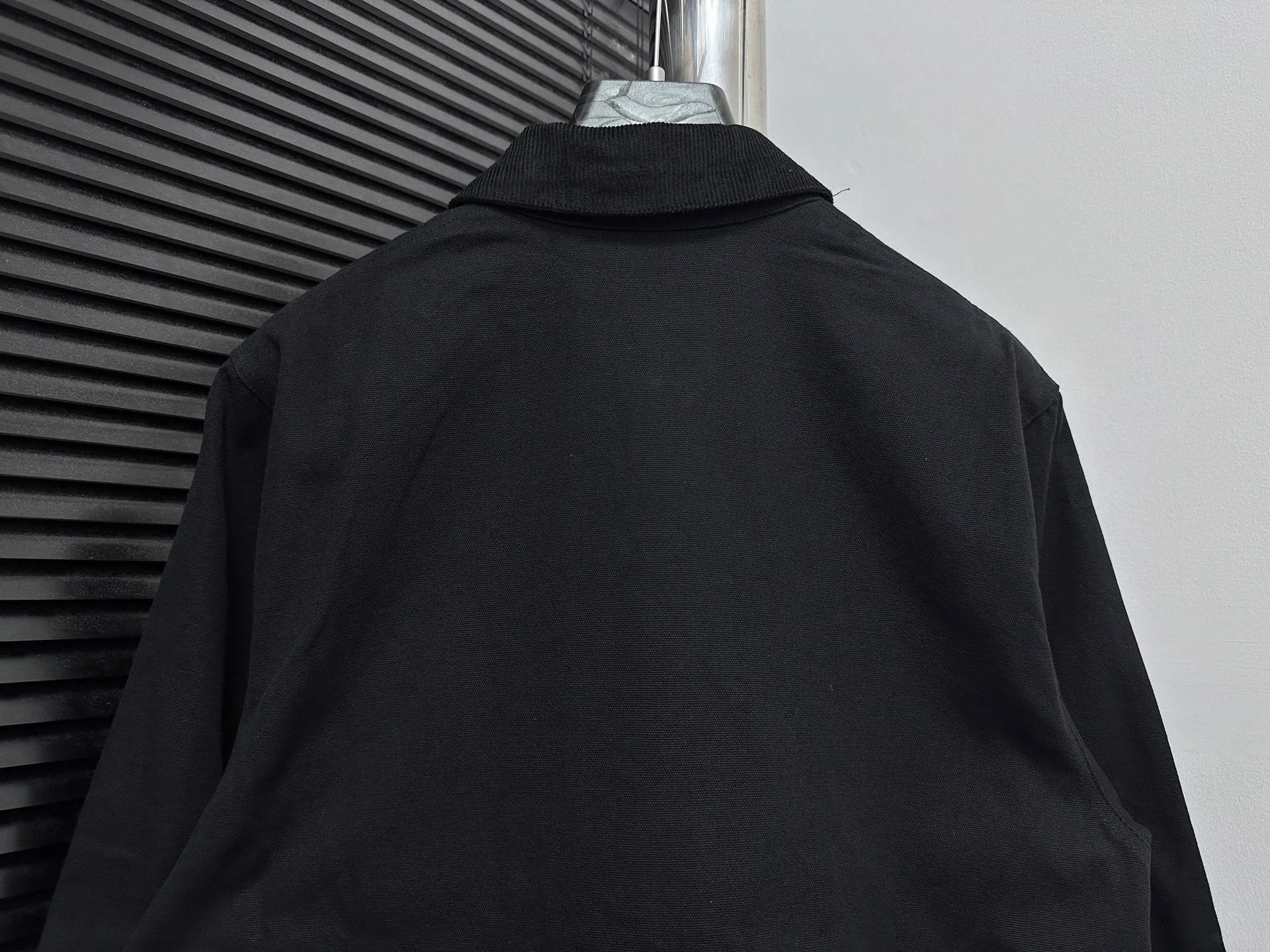🅿️352 [Carhartt Wip] Carhartt Detroit zipper casual workwear for couples. The fabric is made of new environmentally friendly twill fabric. The light wash feels and the color will look better with time. It is a very high-quality fabric!  The workmanship details are perfectly controlled, the classic logo is embroidered on the chest, the corduroy lapel highlights the unique style, the custom gold zipper, and the gold buttons all have the logo and become more unique as they wear out with use! Suitable for daily wear, suitable for all styles, same style for men and women. Sizes: S-XL