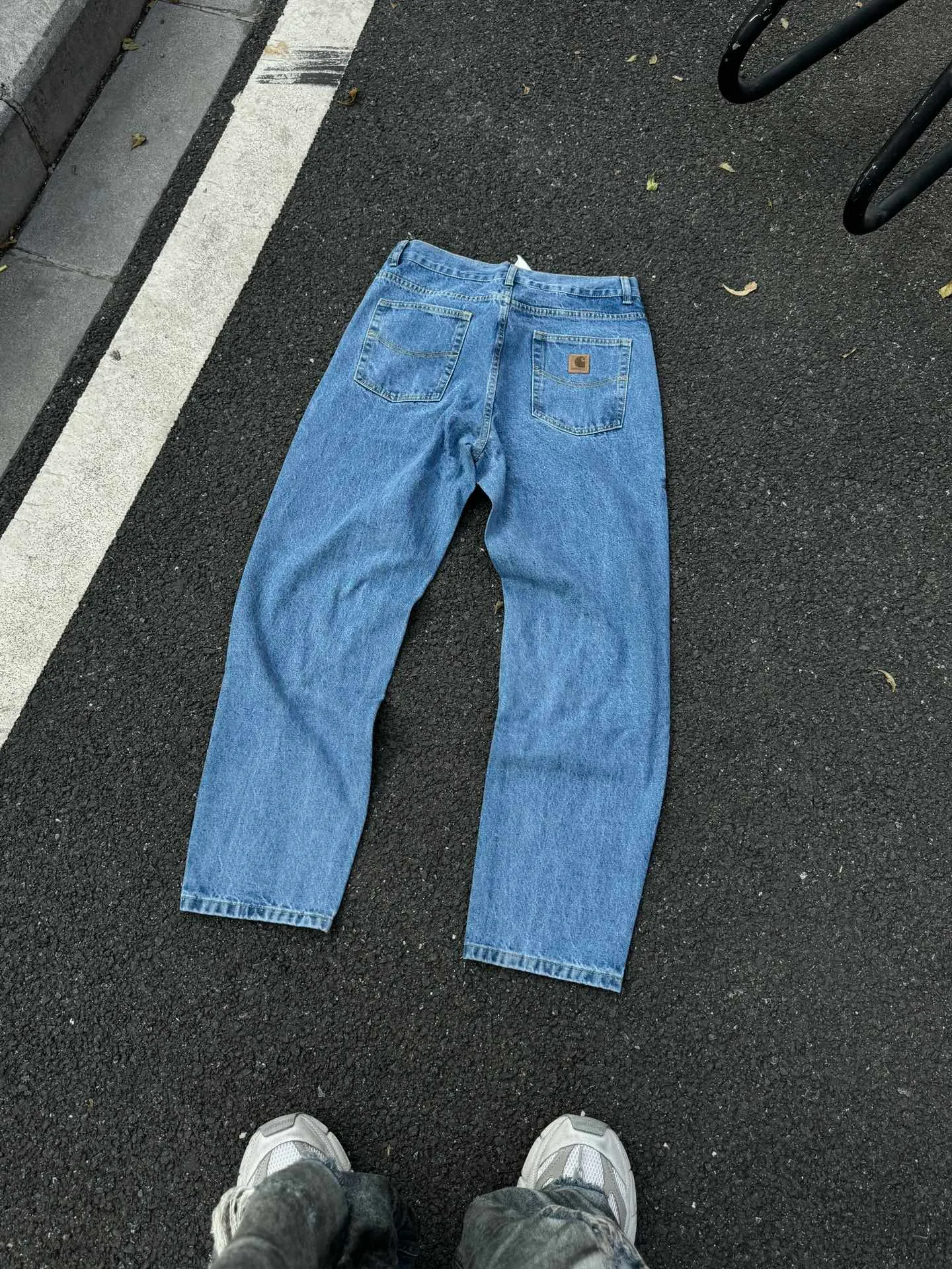 🅿️230 444 Carhartt WIP American B17 loose heavyweight denim washed micro-taper work jeans, customized original logo buckle, YKK zipper fly, smooth and easy to pull! Many locations are reinforced with tacks, and the workmanship is solid! The overall tailoring adopts three-dimensional structure tailoring! Ergonomically designed, more flexible when wearing! The cut is streamlined and streamlined, allowing you to move flexibly with your body! Integrates functionality, beauty and durability! Suitable for business, travel, leisure and many other occasions! Straight fit Color: Blue Size: S-XXL