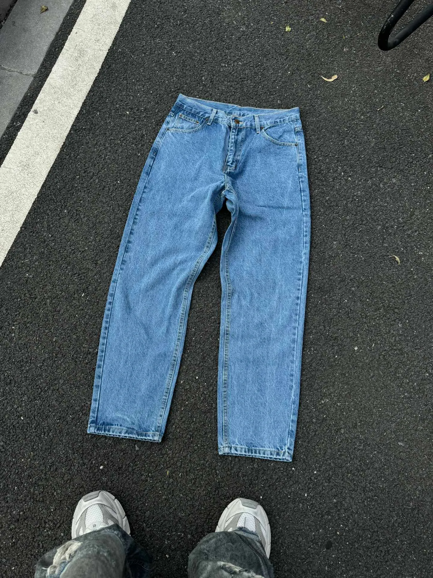 🅿️230 444 Carhartt WIP American B17 loose heavyweight denim washed micro-taper work jeans, customized original logo buckle, YKK zipper fly, smooth and easy to pull! Many locations are reinforced with tacks, and the workmanship is solid! The overall tailoring adopts three-dimensional structure tailoring! Ergonomically designed, more flexible when wearing! The cut is streamlined and streamlined, allowing you to move flexibly with your body! Integrates functionality, beauty and durability! Suitable for business, travel, leisure and many other occasions! Straight fit Color: Blue Size: S-XXL