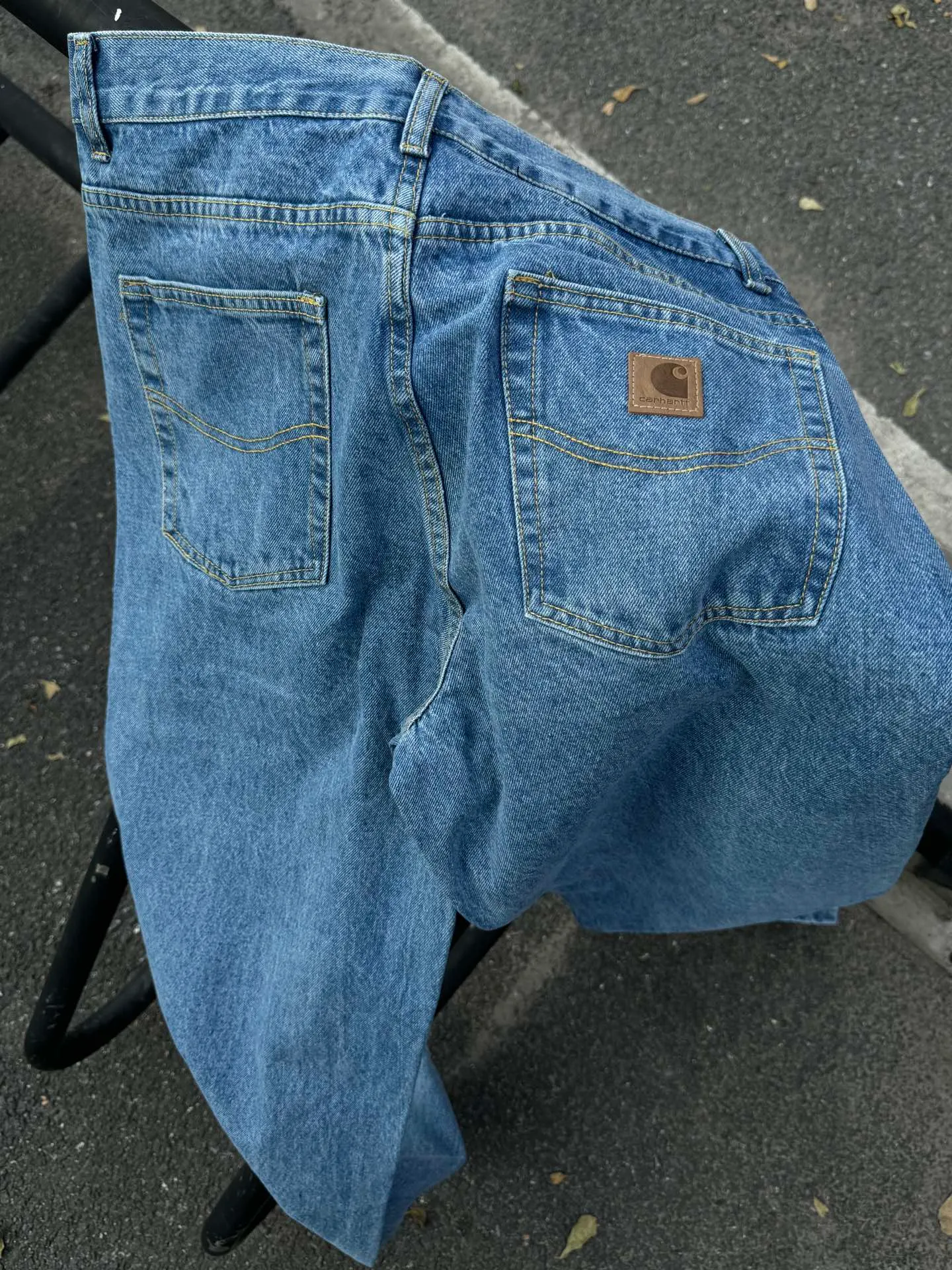 🅿️230 444 Carhartt WIP American B17 loose heavyweight denim washed micro-taper work jeans, customized original logo buckle, YKK zipper fly, smooth and easy to pull! Many locations are reinforced with tacks, and the workmanship is solid! The overall tailoring adopts three-dimensional structure tailoring! Ergonomically designed, more flexible when wearing! The cut is streamlined and streamlined, allowing you to move flexibly with your body! Integrates functionality, beauty and durability! Suitable for business, travel, leisure and many other occasions! Straight fit Color: Blue Size: S-XXL
