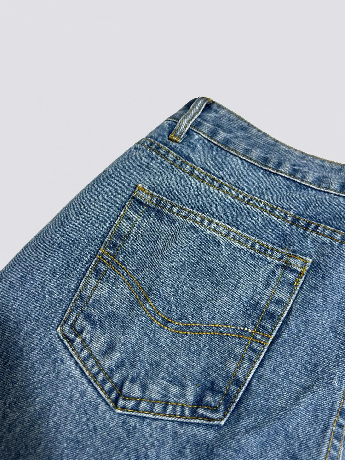 🅿️230 444 Carhartt WIP American B17 loose heavyweight denim washed micro-taper work jeans, customized original logo buckle, YKK zipper fly, smooth and easy to pull! Many locations are reinforced with tacks, and the workmanship is solid! The overall tailoring adopts three-dimensional structure tailoring! Ergonomically designed, more flexible when wearing! The cut is streamlined and streamlined, allowing you to move flexibly with your body! Integrates functionality, beauty and durability! Suitable for business, travel, leisure and many other occasions! Straight fit Color: Blue Size: S-XXL