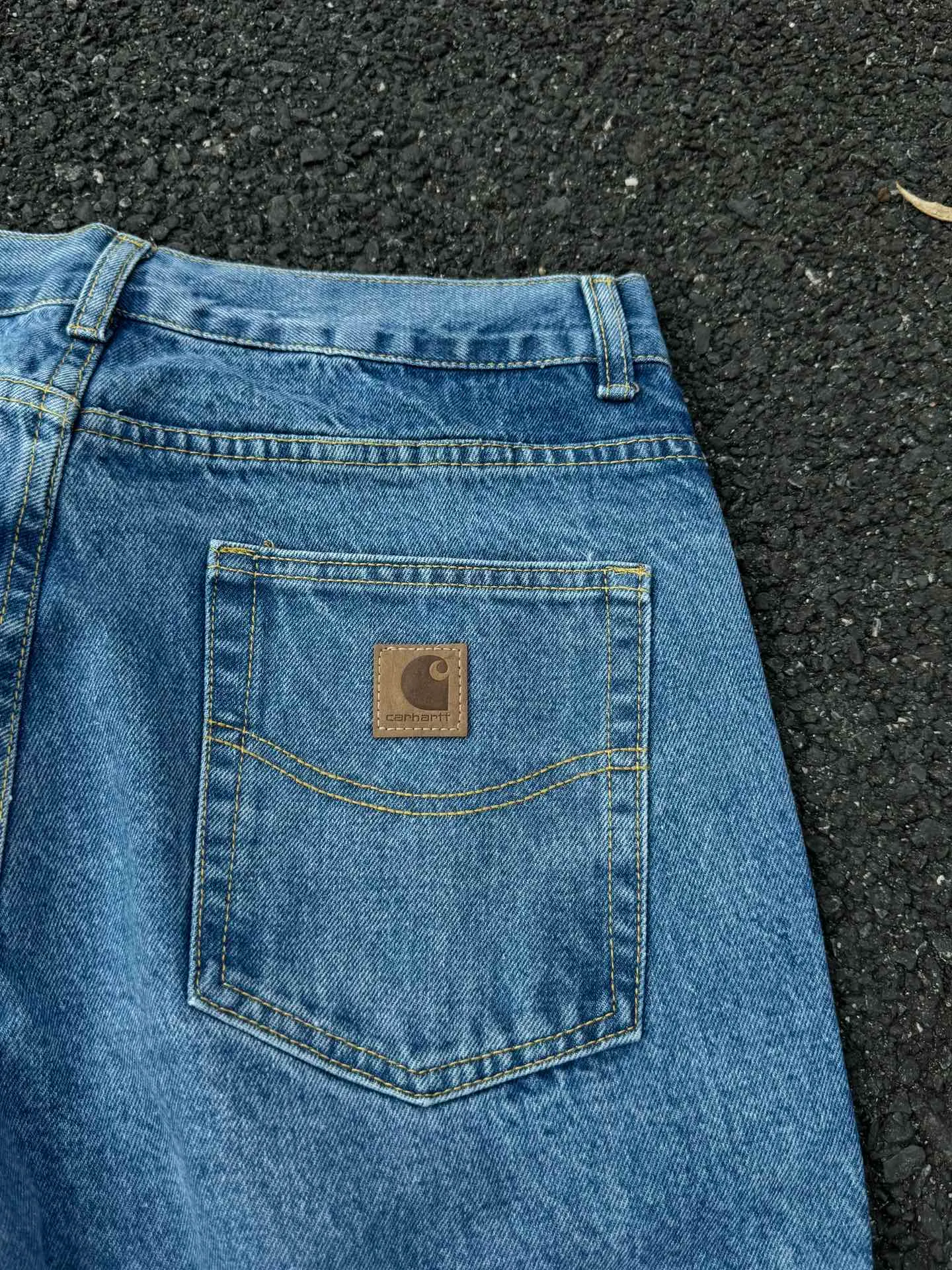 🅿️230 444 Carhartt WIP American B17 loose heavyweight denim washed micro-taper work jeans, customized original logo buckle, YKK zipper fly, smooth and easy to pull! Many locations are reinforced with tacks, and the workmanship is solid! The overall tailoring adopts three-dimensional structure tailoring! Ergonomically designed, more flexible when wearing! The cut is streamlined and streamlined, allowing you to move flexibly with your body! Integrates functionality, beauty and durability! Suitable for business, travel, leisure and many other occasions! Straight fit Color: Blue Size: S-XXL