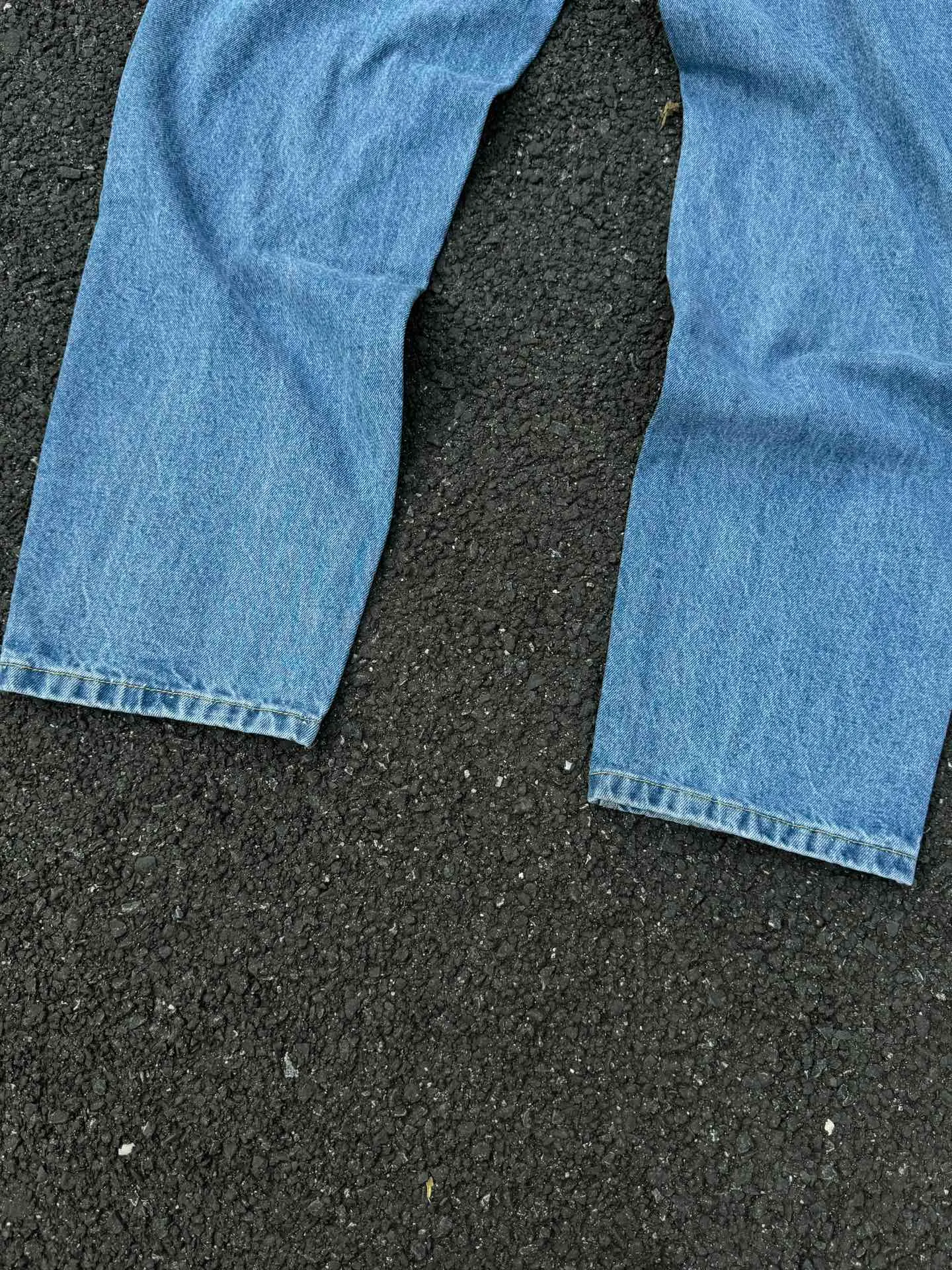 🅿️230 444 Carhartt WIP American B17 loose heavyweight denim washed micro-taper work jeans, customized original logo buckle, YKK zipper fly, smooth and easy to pull! Many locations are reinforced with tacks, and the workmanship is solid! The overall tailoring adopts three-dimensional structure tailoring! Ergonomically designed, more flexible when wearing! The cut is streamlined and streamlined, allowing you to move flexibly with your body! Integrates functionality, beauty and durability! Suitable for business, travel, leisure and many other occasions! Straight fit Color: Blue Size: S-XXL