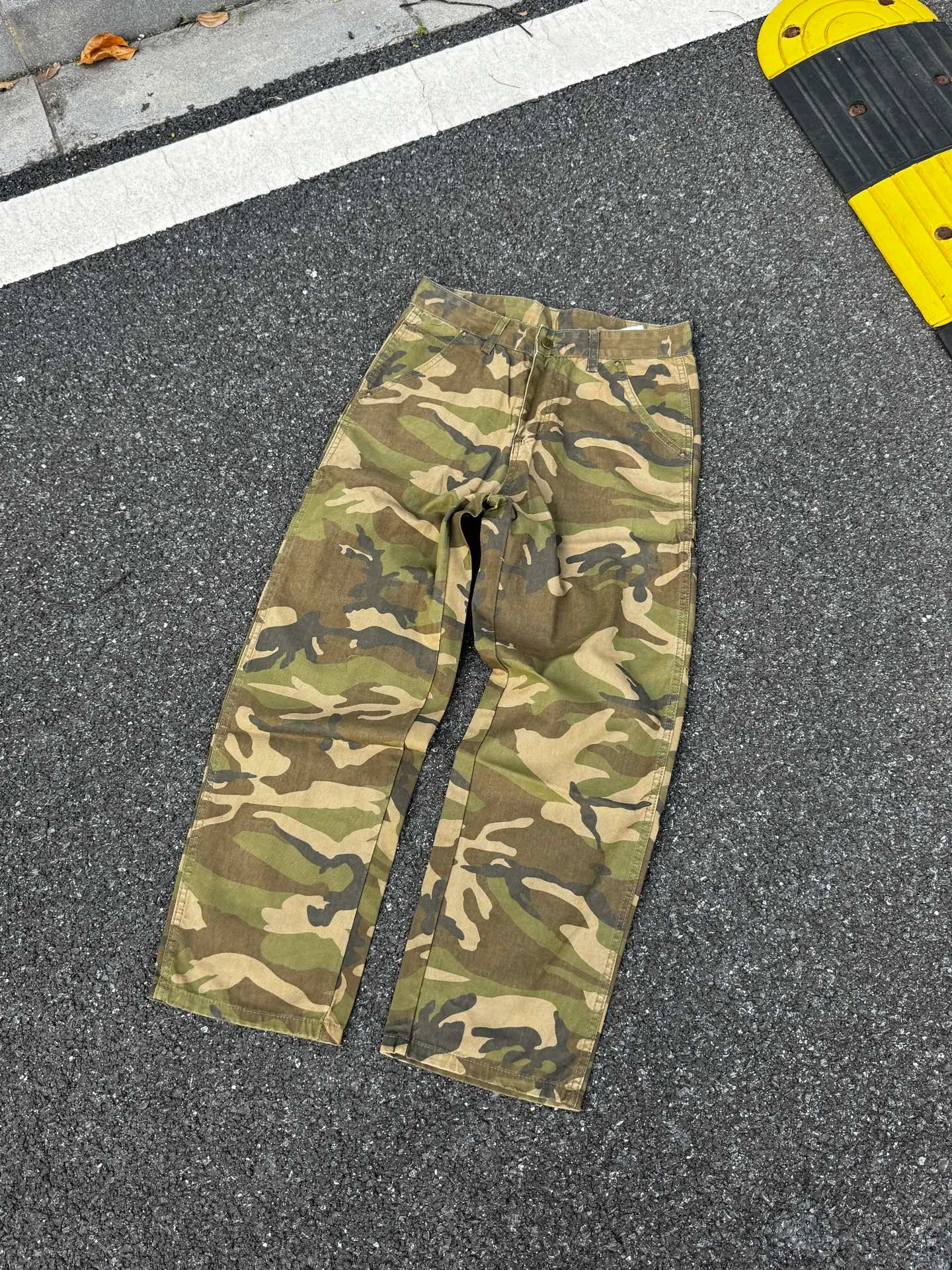 🅿️260 K012 Carhartt WIP camouflage Kaha lumberjack Japanese style work style jeans, customized original logo buckle, YKK zipper fly, smooth and easy to pull! Many locations are reinforced with tacks, and the workmanship is solid! The overall tailoring adopts three-dimensional structure tailoring! Ergonomically designed, more flexible when wearing! The cut is streamlined and streamlined, allowing you to move flexibly with your body! Integrates functionality, beauty and durability! Suitable for business, travel, leisure and many other occasions! Straight version Color: Camouflage Code number: 28 30 32 34 36