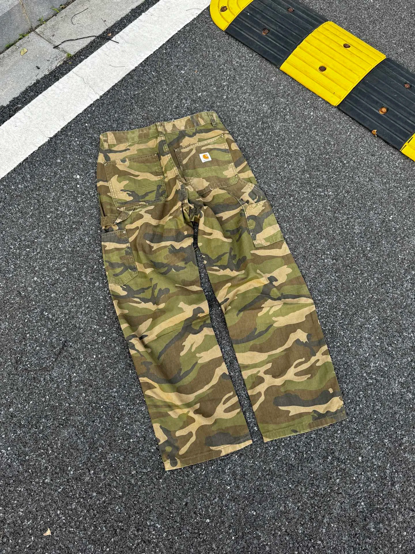 🅿️260 K012 Carhartt WIP camouflage Kaha lumberjack Japanese style work style jeans, customized original logo buckle, YKK zipper fly, smooth and easy to pull! Many locations are reinforced with tacks, and the workmanship is solid! The overall tailoring adopts three-dimensional structure tailoring! Ergonomically designed, more flexible when wearing! The cut is streamlined and streamlined, allowing you to move flexibly with your body! Integrates functionality, beauty and durability! Suitable for business, travel, leisure and many other occasions! Straight version Color: Camouflage Code number: 28 30 32 34 36