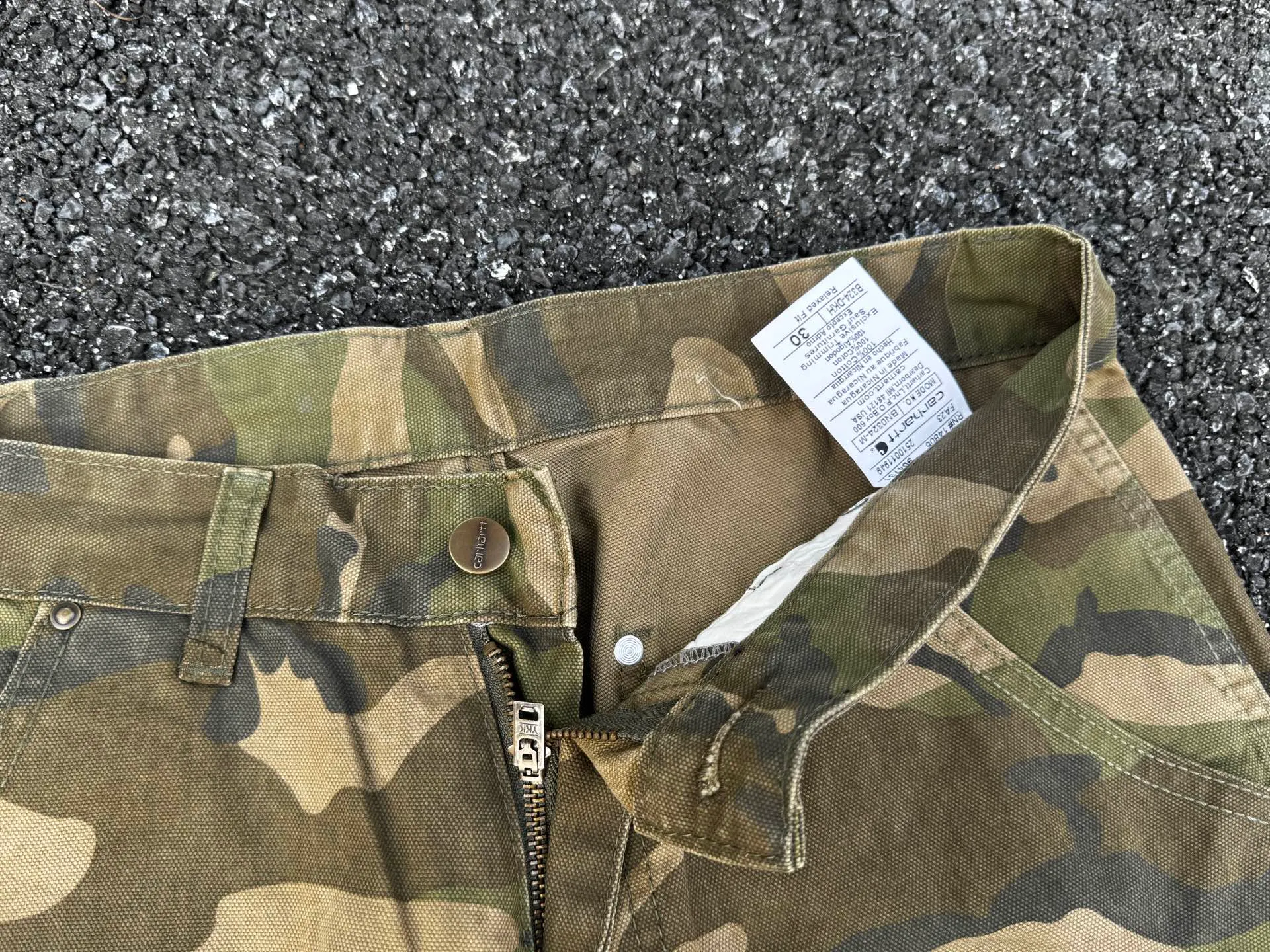 🅿️260 K012 Carhartt WIP camouflage Kaha lumberjack Japanese style work style jeans, customized original logo buckle, YKK zipper fly, smooth and easy to pull! Many locations are reinforced with tacks, and the workmanship is solid! The overall tailoring adopts three-dimensional structure tailoring! Ergonomically designed, more flexible when wearing! The cut is streamlined and streamlined, allowing you to move flexibly with your body! Integrates functionality, beauty and durability! Suitable for business, travel, leisure and many other occasions! Straight version Color: Camouflage Code number: 28 30 32 34 36
