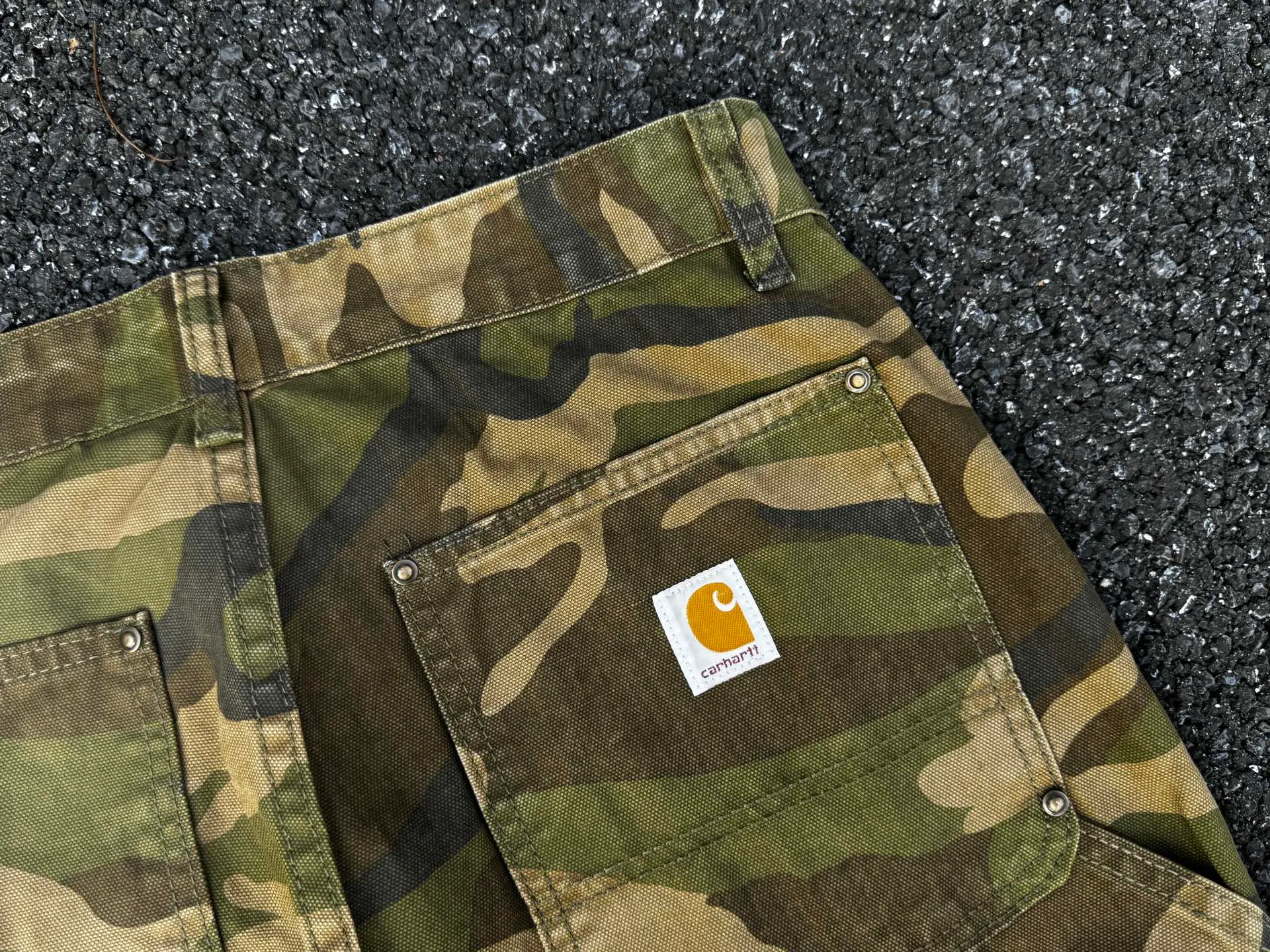 🅿️260 K012 Carhartt WIP camouflage Kaha lumberjack Japanese style work style jeans, customized original logo buckle, YKK zipper fly, smooth and easy to pull! Many locations are reinforced with tacks, and the workmanship is solid! The overall tailoring adopts three-dimensional structure tailoring! Ergonomically designed, more flexible when wearing! The cut is streamlined and streamlined, allowing you to move flexibly with your body! Integrates functionality, beauty and durability! Suitable for business, travel, leisure and many other occasions! Straight version Color: Camouflage Code number: 28 30 32 34 36