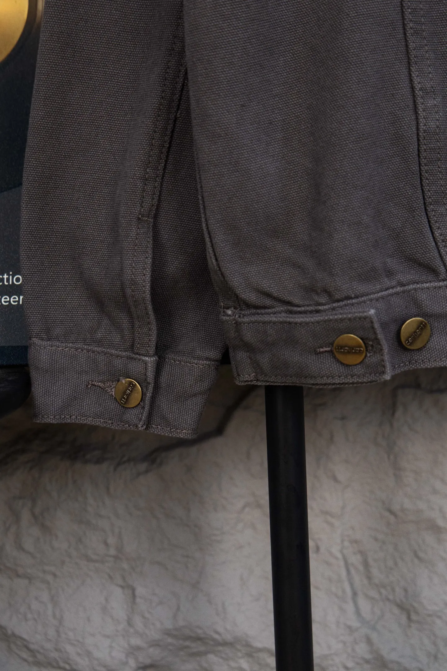 🅿️330 Style number: M223 Autonomous CARHARTT retro distressed heavy-duty washed Carhartt Vintage 90S-J10 Detroit trucker jacket three-color heavy-duty jacket without original label (replacement series) The fabric is made of 400 grams of high-quality pure cotton canvas. The weight of the clothes is 1.5Kg - the body effect is invincible - platform private. The overall color has been washed and aged to the best, and the various small details of damage are very good! Very rare inner felt, warm and comfortable, very handsome, real Boxy short and wide version! Color: Black Gray Size: S-XL
