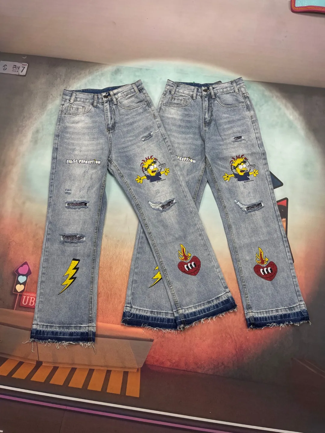 🅿️260 🔘Model No.-KH102 🔘Carhart𝐂𝐀𝐑𝐇𝐀𝐑𝐓𝐓 False Perception T800 Simpson graffiti rhinestone work jeans* Carhart is a brand that has always been famous for high-quality workwear. These pants are both fashionable and practical. Its cut is streamlined and streamlined, allowing it to move flexibly with your body, making it super comfortable for daily jumping or sports. The Simpsons graffiti pattern on the pants is so eye-catching, the color is bright and individual, and the words "False Perception" are also written on it, which is full of trendy attitude. The hole and patch design add to the street feel and retro charm. The straight version doesn't pick on leg shape, looks good on any figure, and can be easily worn by both men and women. The craftsmanship is also superb. The fabrics are strong and durable, durable and wearable, and they are functional, beautiful and durable. Wear it with a simple shirt for business occasions and you will instantly look smart and professional; wear it with a loose T-shirt and sneakers for travel, which is comfortable and fashionable; wear it with a personalized top and sneakers for casual gatherings, and you will be the most handsome guy in your circle of friends! The matching suggestions are as follows: Street fashion style: Wear a black or white loose fashion brand sweatshirt on the upper body, such as one with iconic logos like Stüssy and Palace. Wear a black baseball cap, a pair of AJ1 high-top sneakers, carry a small cross-body bag, and walk on the street, and you will definitely turn heads. Casual everyday style: wear a solid-color short-sleeved T-shirt inside, and a denim jacket or a workwear-style jacket outside, such as Carhartt WIP’s own jacket. Wearing a pair of Converse low-top canvas shoes is relaxed and comfortable, perfect for daily outings and shopping. Cool functional style: Wear a black functional style jacket with a pair of black tactical boots, such as Dr. Martens boots. Pair it with some metallic accessories, such as necklaces and bracelets, and you can instantly transform into a cool and handsome person. You can definitely become the center of attention when you go to music festivals or participate in trendy events.  Size: S M L XL XXL (28.30.32.34.36) Color: Black