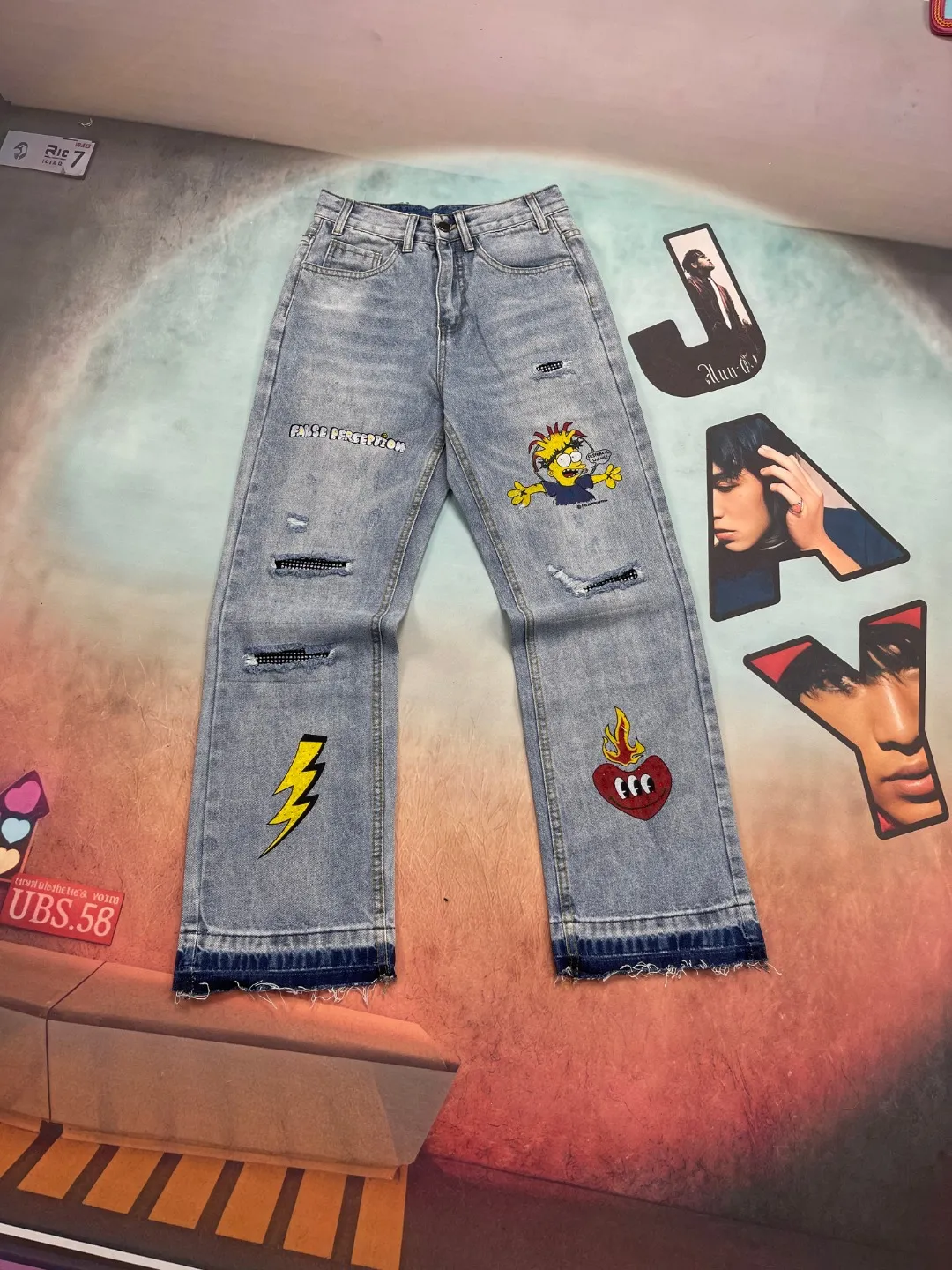 🅿️260 🔘Model No.-KH102 🔘Carhart𝐂𝐀𝐑𝐇𝐀𝐑𝐓𝐓 False Perception T800 Simpson graffiti rhinestone work jeans* Carhart is a brand that has always been famous for high-quality workwear. These pants are both fashionable and practical. Its cut is streamlined and streamlined, allowing it to move flexibly with your body, making it super comfortable for daily jumping or sports. The Simpsons graffiti pattern on the pants is so eye-catching, the color is bright and individual, and the words "False Perception" are also written on it, which is full of trendy attitude. The hole and patch design add to the street feel and retro charm. The straight version doesn't pick on leg shape, looks good on any figure, and can be easily worn by both men and women. The craftsmanship is also superb. The fabrics are strong and durable, durable and wearable, and they are functional, beautiful and durable. Wear it with a simple shirt for business occasions and you will instantly look smart and professional; wear it with a loose T-shirt and sneakers for travel, which is comfortable and fashionable; wear it with a personalized top and sneakers for casual gatherings, and you will be the most handsome guy in your circle of friends! The matching suggestions are as follows: Street fashion style: Wear a black or white loose fashion brand sweatshirt on the upper body, such as one with iconic logos like Stüssy and Palace. Wear a black baseball cap, a pair of AJ1 high-top sneakers, carry a small cross-body bag, and walk on the street, and you will definitely turn heads. Casual everyday style: wear a solid-color short-sleeved T-shirt inside, and a denim jacket or a workwear-style jacket outside, such as Carhartt WIP’s own jacket. Wearing a pair of Converse low-top canvas shoes is relaxed and comfortable, perfect for daily outings and shopping. Cool functional style: Wear a black functional style jacket with a pair of black tactical boots, such as Dr. Martens boots. Pair it with some metallic accessories, such as necklaces and bracelets, and you can instantly transform into a cool and handsome person. You can definitely become the center of attention when you go to music festivals or participate in trendy events.  Size: S M L XL XXL (28.30.32.34.36) Color: Black