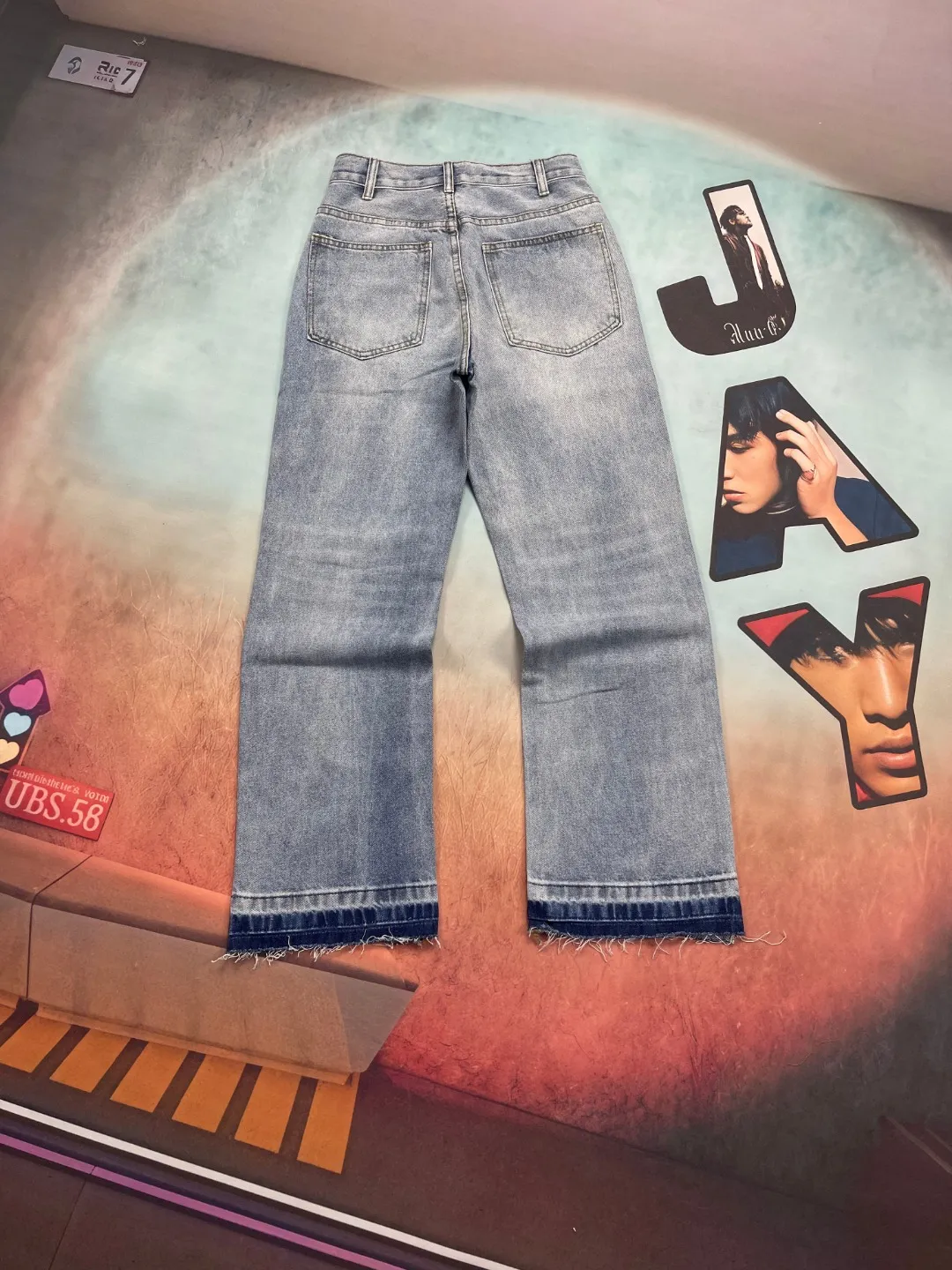 🅿️260 🔘Model No.-KH102 🔘Carhart𝐂𝐀𝐑𝐇𝐀𝐑𝐓𝐓 False Perception T800 Simpson graffiti rhinestone work jeans* Carhart is a brand that has always been famous for high-quality workwear. These pants are both fashionable and practical. Its cut is streamlined and streamlined, allowing it to move flexibly with your body, making it super comfortable for daily jumping or sports. The Simpsons graffiti pattern on the pants is so eye-catching, the color is bright and individual, and the words "False Perception" are also written on it, which is full of trendy attitude. The hole and patch design add to the street feel and retro charm. The straight version doesn't pick on leg shape, looks good on any figure, and can be easily worn by both men and women. The craftsmanship is also superb. The fabrics are strong and durable, durable and wearable, and they are functional, beautiful and durable. Wear it with a simple shirt for business occasions and you will instantly look smart and professional; wear it with a loose T-shirt and sneakers for travel, which is comfortable and fashionable; wear it with a personalized top and sneakers for casual gatherings, and you will be the most handsome guy in your circle of friends! The matching suggestions are as follows: Street fashion style: Wear a black or white loose fashion brand sweatshirt on the upper body, such as one with iconic logos like Stüssy and Palace. Wear a black baseball cap, a pair of AJ1 high-top sneakers, carry a small cross-body bag, and walk on the street, and you will definitely turn heads. Casual everyday style: wear a solid-color short-sleeved T-shirt inside, and a denim jacket or a workwear-style jacket outside, such as Carhartt WIP’s own jacket. Wearing a pair of Converse low-top canvas shoes is relaxed and comfortable, perfect for daily outings and shopping. Cool functional style: Wear a black functional style jacket with a pair of black tactical boots, such as Dr. Martens boots. Pair it with some metallic accessories, such as necklaces and bracelets, and you can instantly transform into a cool and handsome person. You can definitely become the center of attention when you go to music festivals or participate in trendy events.  Size: S M L XL XXL (28.30.32.34.36) Color: Black