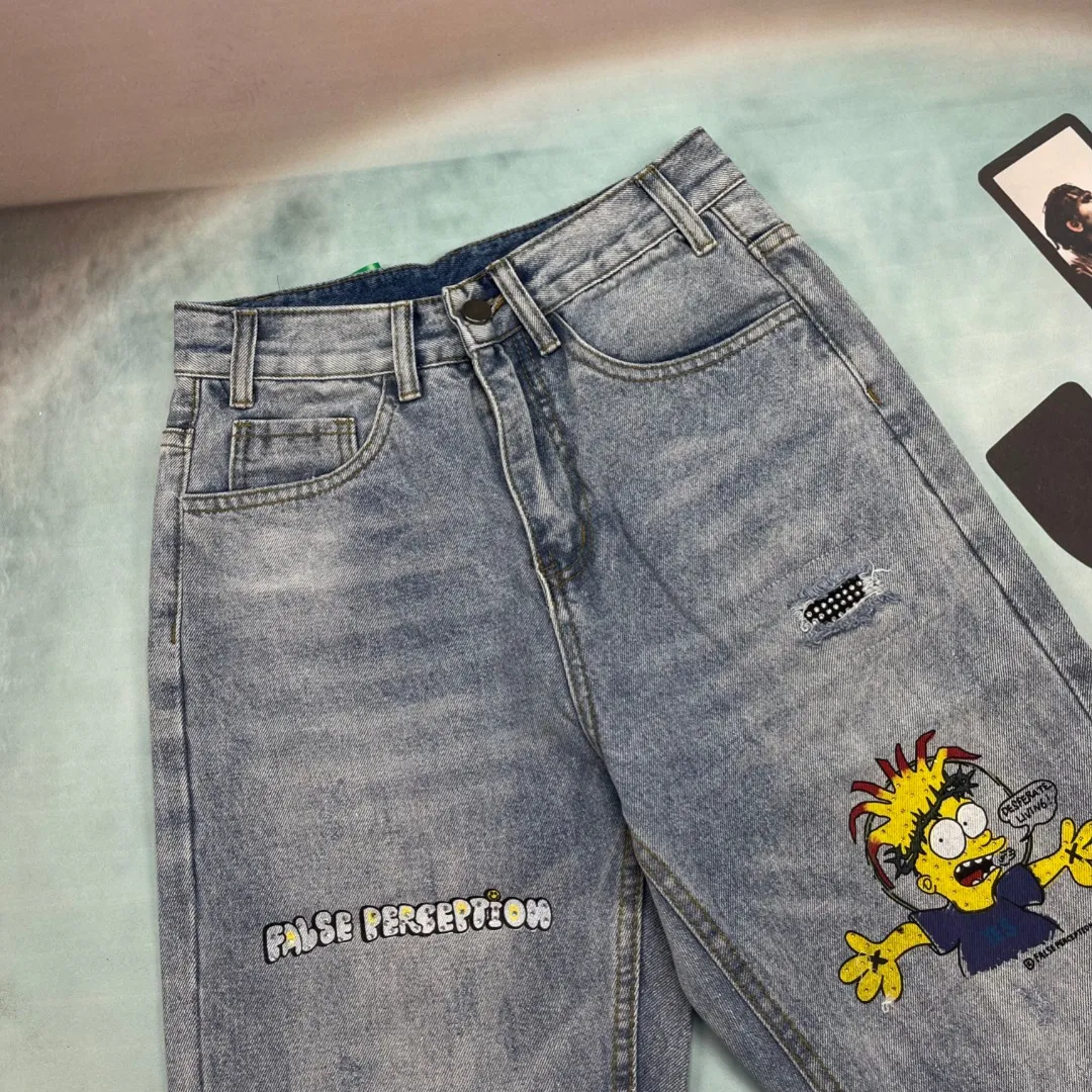 🅿️260 🔘Model No.-KH102 🔘Carhart𝐂𝐀𝐑𝐇𝐀𝐑𝐓𝐓 False Perception T800 Simpson graffiti rhinestone work jeans* Carhart is a brand that has always been famous for high-quality workwear. These pants are both fashionable and practical. Its cut is streamlined and streamlined, allowing it to move flexibly with your body, making it super comfortable for daily jumping or sports. The Simpsons graffiti pattern on the pants is so eye-catching, the color is bright and individual, and the words "False Perception" are also written on it, which is full of trendy attitude. The hole and patch design add to the street feel and retro charm. The straight version doesn't pick on leg shape, looks good on any figure, and can be easily worn by both men and women. The craftsmanship is also superb. The fabrics are strong and durable, durable and wearable, and they are functional, beautiful and durable. Wear it with a simple shirt for business occasions and you will instantly look smart and professional; wear it with a loose T-shirt and sneakers for travel, which is comfortable and fashionable; wear it with a personalized top and sneakers for casual gatherings, and you will be the most handsome guy in your circle of friends! The matching suggestions are as follows: Street fashion style: Wear a black or white loose fashion brand sweatshirt on the upper body, such as one with iconic logos like Stüssy and Palace. Wear a black baseball cap, a pair of AJ1 high-top sneakers, carry a small cross-body bag, and walk on the street, and you will definitely turn heads. Casual everyday style: wear a solid-color short-sleeved T-shirt inside, and a denim jacket or a workwear-style jacket outside, such as Carhartt WIP’s own jacket. Wearing a pair of Converse low-top canvas shoes is relaxed and comfortable, perfect for daily outings and shopping. Cool functional style: Wear a black functional style jacket with a pair of black tactical boots, such as Dr. Martens boots. Pair it with some metallic accessories, such as necklaces and bracelets, and you can instantly transform into a cool and handsome person. You can definitely become the center of attention when you go to music festivals or participate in trendy events.  Size: S M L XL XXL (28.30.32.34.36) Color: Black