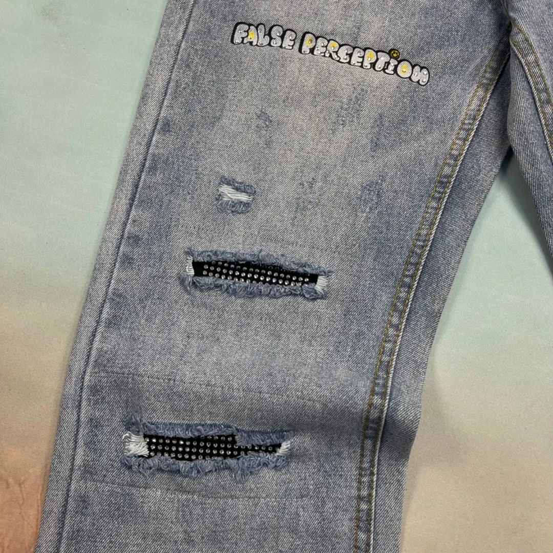 🅿️260 🔘Model No.-KH102 🔘Carhart𝐂𝐀𝐑𝐇𝐀𝐑𝐓𝐓 False Perception T800 Simpson graffiti rhinestone work jeans* Carhart is a brand that has always been famous for high-quality workwear. These pants are both fashionable and practical. Its cut is streamlined and streamlined, allowing it to move flexibly with your body, making it super comfortable for daily jumping or sports. The Simpsons graffiti pattern on the pants is so eye-catching, the color is bright and individual, and the words "False Perception" are also written on it, which is full of trendy attitude. The hole and patch design add to the street feel and retro charm. The straight version doesn't pick on leg shape, looks good on any figure, and can be easily worn by both men and women. The craftsmanship is also superb. The fabrics are strong and durable, durable and wearable, and they are functional, beautiful and durable. Wear it with a simple shirt for business occasions and you will instantly look smart and professional; wear it with a loose T-shirt and sneakers for travel, which is comfortable and fashionable; wear it with a personalized top and sneakers for casual gatherings, and you will be the most handsome guy in your circle of friends! The matching suggestions are as follows: Street fashion style: Wear a black or white loose fashion brand sweatshirt on the upper body, such as one with iconic logos like Stüssy and Palace. Wear a black baseball cap, a pair of AJ1 high-top sneakers, carry a small cross-body bag, and walk on the street, and you will definitely turn heads. Casual everyday style: wear a solid-color short-sleeved T-shirt inside, and a denim jacket or a workwear-style jacket outside, such as Carhartt WIP’s own jacket. Wearing a pair of Converse low-top canvas shoes is relaxed and comfortable, perfect for daily outings and shopping. Cool functional style: Wear a black functional style jacket with a pair of black tactical boots, such as Dr. Martens boots. Pair it with some metallic accessories, such as necklaces and bracelets, and you can instantly transform into a cool and handsome person. You can definitely become the center of attention when you go to music festivals or participate in trendy events.  Size: S M L XL XXL (28.30.32.34.36) Color: Black