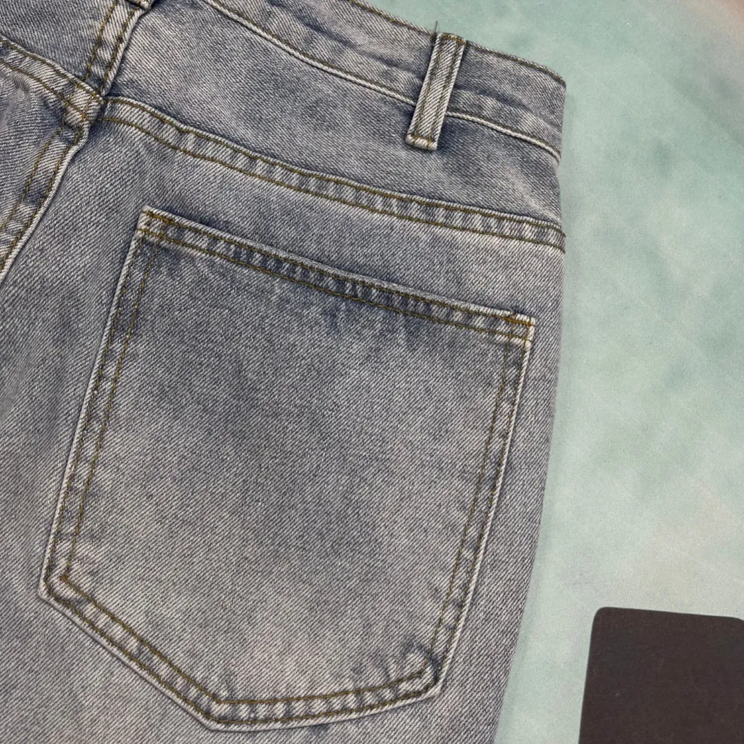 🅿️260 🔘Model No.-KH102 🔘Carhart𝐂𝐀𝐑𝐇𝐀𝐑𝐓𝐓 False Perception T800 Simpson graffiti rhinestone work jeans* Carhart is a brand that has always been famous for high-quality workwear. These pants are both fashionable and practical. Its cut is streamlined and streamlined, allowing it to move flexibly with your body, making it super comfortable for daily jumping or sports. The Simpsons graffiti pattern on the pants is so eye-catching, the color is bright and individual, and the words "False Perception" are also written on it, which is full of trendy attitude. The hole and patch design add to the street feel and retro charm. The straight version doesn't pick on leg shape, looks good on any figure, and can be easily worn by both men and women. The craftsmanship is also superb. The fabrics are strong and durable, durable and wearable, and they are functional, beautiful and durable. Wear it with a simple shirt for business occasions and you will instantly look smart and professional; wear it with a loose T-shirt and sneakers for travel, which is comfortable and fashionable; wear it with a personalized top and sneakers for casual gatherings, and you will be the most handsome guy in your circle of friends! The matching suggestions are as follows: Street fashion style: Wear a black or white loose fashion brand sweatshirt on the upper body, such as one with iconic logos like Stüssy and Palace. Wear a black baseball cap, a pair of AJ1 high-top sneakers, carry a small cross-body bag, and walk on the street, and you will definitely turn heads. Casual everyday style: wear a solid-color short-sleeved T-shirt inside, and a denim jacket or a workwear-style jacket outside, such as Carhartt WIP’s own jacket. Wearing a pair of Converse low-top canvas shoes is relaxed and comfortable, perfect for daily outings and shopping. Cool functional style: Wear a black functional style jacket with a pair of black tactical boots, such as Dr. Martens boots. Pair it with some metallic accessories, such as necklaces and bracelets, and you can instantly transform into a cool and handsome person. You can definitely become the center of attention when you go to music festivals or participate in trendy events.  Size: S M L XL XXL (28.30.32.34.36) Color: Black