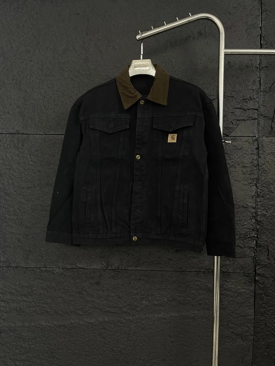 🅿️310 Top Style No. KH021, Carhartt WIP Detroit Jacket Tired of the same outfits? This Carhartt WIP vintage distressed denim jacket is definitely your secret weapon when going out on the street!  For only 💰270, you can take home this trendy item. It continues the classic Detroit jacket shape while being optimized to fit the Asian figure perfectly. After being washed and distressed, the garments show just the right traces of time. The upper body has a casual and uninhibited fashion style. It is more eye-catching than regular colors. It has a strong sense of fashion. All fashion veterans who know how to do it have already bought it!  The washed canvas is soft and skin-friendly, saying goodbye to the stiff wearing experience, and the comfort level has skyrocketed. The iconic accordion sleeve design on the back is not only beautiful, but also greatly facilitates daily activities. You can raise your hands and stretch without any restrictions.  Available in classic black and low-key gray, suitable for various styles. Whether it is street style, workwear style or Japanese simple style, it can be easily controlled.  Sizes cover S - XL (corresponding to sizes 46 - 52), ready for delivery in seconds, detailed sizes can be found in Figure 9. Don't hesitate anymore, put it on and you will become the most handsome boy on the street!  🔘Color: black, gray 🔘Size: S M L XL (corresponding to sizes 46 48 50 52),