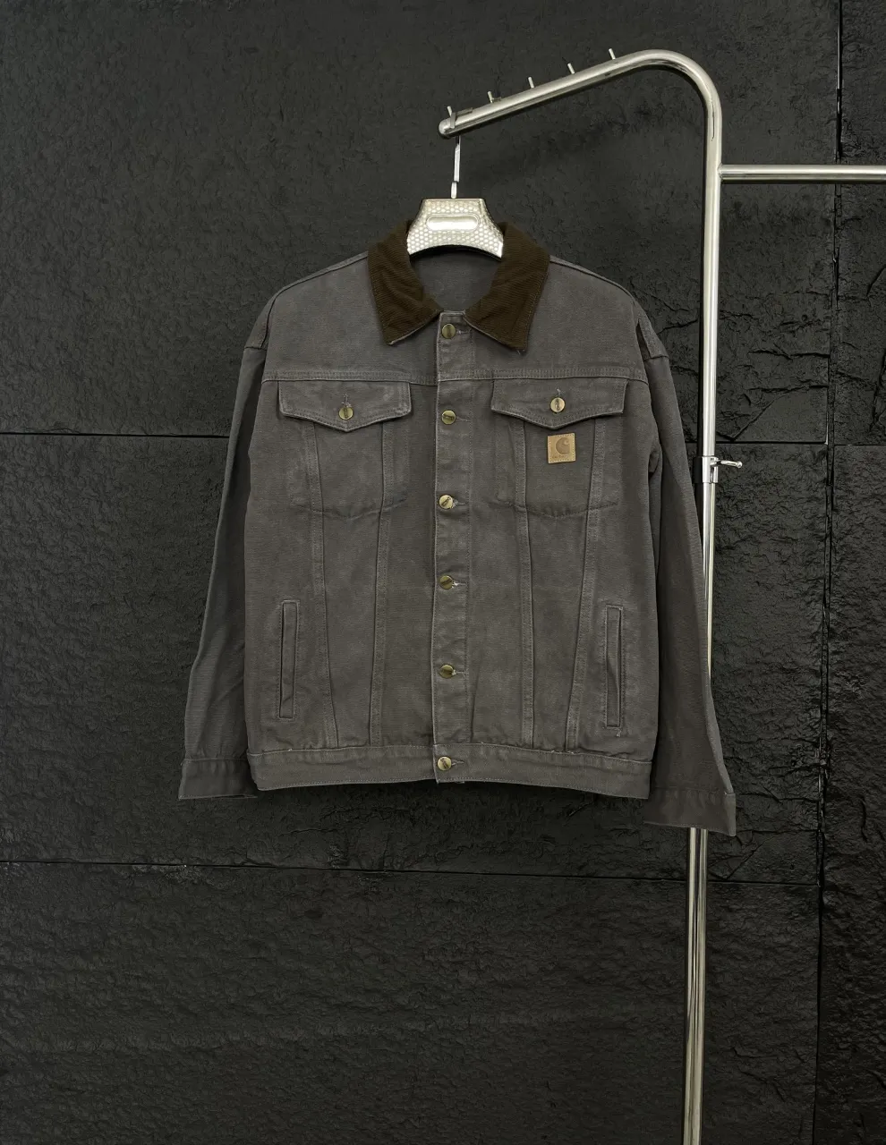 🅿️310 Top Style No. KH021, Carhartt WIP Detroit Jacket Tired of the same outfits? This Carhartt WIP vintage distressed denim jacket is definitely your secret weapon when going out on the street!  For only 💰270, you can take home this trendy item. It continues the classic Detroit jacket shape while being optimized to fit the Asian figure perfectly. After being washed and distressed, the garments show just the right traces of time. The upper body has a casual and uninhibited fashion style. It is more eye-catching than regular colors. It has a strong sense of fashion. All fashion veterans who know how to do it have already bought it!  The washed canvas is soft and skin-friendly, saying goodbye to the stiff wearing experience, and the comfort level has skyrocketed. The iconic accordion sleeve design on the back is not only beautiful, but also greatly facilitates daily activities. You can raise your hands and stretch without any restrictions.  Available in classic black and low-key gray, suitable for various styles. Whether it is street style, workwear style or Japanese simple style, it can be easily controlled.  Sizes cover S - XL (corresponding to sizes 46 - 52), ready for delivery in seconds, detailed sizes can be found in Figure 9. Don't hesitate anymore, put it on and you will become the most handsome boy on the street!  🔘Color: black, gray 🔘Size: S M L XL (corresponding to sizes 46 48 50 52),