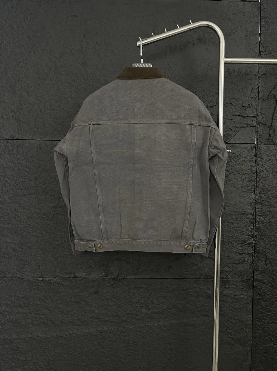 🅿️310 Top Style No. KH021, Carhartt WIP Detroit Jacket Tired of the same outfits? This Carhartt WIP vintage distressed denim jacket is definitely your secret weapon when going out on the street!  For only 💰270, you can take home this trendy item. It continues the classic Detroit jacket shape while being optimized to fit the Asian figure perfectly. After being washed and distressed, the garments show just the right traces of time. The upper body has a casual and uninhibited fashion style. It is more eye-catching than regular colors. It has a strong sense of fashion. All fashion veterans who know how to do it have already bought it!  The washed canvas is soft and skin-friendly, saying goodbye to the stiff wearing experience, and the comfort level has skyrocketed. The iconic accordion sleeve design on the back is not only beautiful, but also greatly facilitates daily activities. You can raise your hands and stretch without any restrictions.  Available in classic black and low-key gray, suitable for various styles. Whether it is street style, workwear style or Japanese simple style, it can be easily controlled.  Sizes cover S - XL (corresponding to sizes 46 - 52), ready for delivery in seconds, detailed sizes can be found in Figure 9. Don't hesitate anymore, put it on and you will become the most handsome boy on the street!  🔘Color: black, gray 🔘Size: S M L XL (corresponding to sizes 46 48 50 52),
