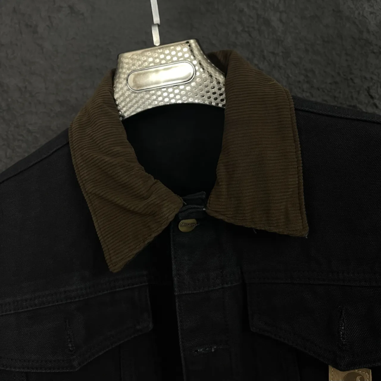 🅿️310 Top Style No. KH021, Carhartt WIP Detroit Jacket Tired of the same outfits? This Carhartt WIP vintage distressed denim jacket is definitely your secret weapon when going out on the street!  For only 💰270, you can take home this trendy item. It continues the classic Detroit jacket shape while being optimized to fit the Asian figure perfectly. After being washed and distressed, the garments show just the right traces of time. The upper body has a casual and uninhibited fashion style. It is more eye-catching than regular colors. It has a strong sense of fashion. All fashion veterans who know how to do it have already bought it!  The washed canvas is soft and skin-friendly, saying goodbye to the stiff wearing experience, and the comfort level has skyrocketed. The iconic accordion sleeve design on the back is not only beautiful, but also greatly facilitates daily activities. You can raise your hands and stretch without any restrictions.  Available in classic black and low-key gray, suitable for various styles. Whether it is street style, workwear style or Japanese simple style, it can be easily controlled.  Sizes cover S - XL (corresponding to sizes 46 - 52), ready for delivery in seconds, detailed sizes can be found in Figure 9. Don't hesitate anymore, put it on and you will become the most handsome boy on the street!  🔘Color: black, gray 🔘Size: S M L XL (corresponding to sizes 46 48 50 52),