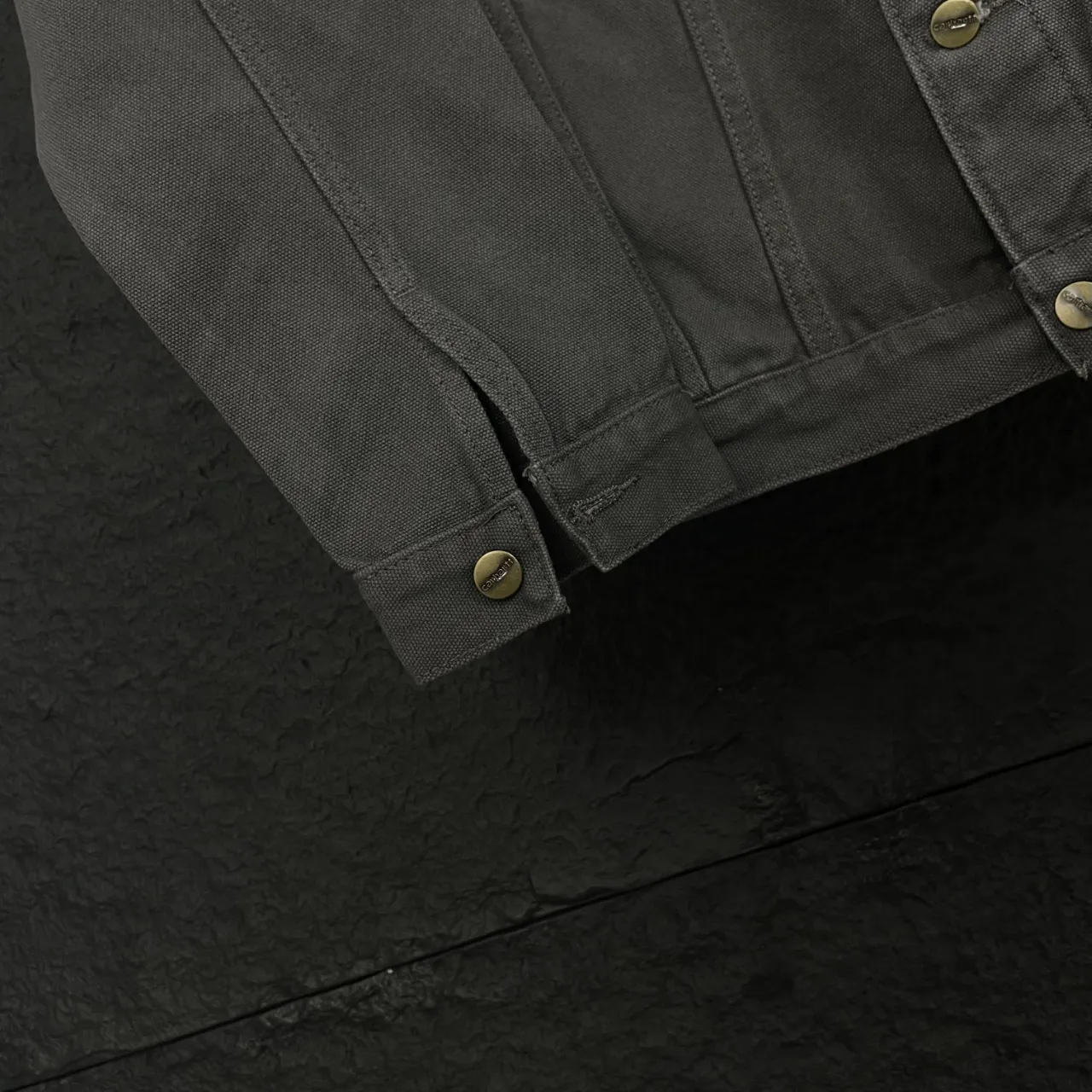 🅿️310 Top Style No. KH021, Carhartt WIP Detroit Jacket Tired of the same outfits? This Carhartt WIP vintage distressed denim jacket is definitely your secret weapon when going out on the street!  For only 💰270, you can take home this trendy item. It continues the classic Detroit jacket shape while being optimized to fit the Asian figure perfectly. After being washed and distressed, the garments show just the right traces of time. The upper body has a casual and uninhibited fashion style. It is more eye-catching than regular colors. It has a strong sense of fashion. All fashion veterans who know how to do it have already bought it!  The washed canvas is soft and skin-friendly, saying goodbye to the stiff wearing experience, and the comfort level has skyrocketed. The iconic accordion sleeve design on the back is not only beautiful, but also greatly facilitates daily activities. You can raise your hands and stretch without any restrictions.  Available in classic black and low-key gray, suitable for various styles. Whether it is street style, workwear style or Japanese simple style, it can be easily controlled.  Sizes cover S - XL (corresponding to sizes 46 - 52), ready for delivery in seconds, detailed sizes can be found in Figure 9. Don't hesitate anymore, put it on and you will become the most handsome boy on the street!  🔘Color: black, gray 🔘Size: S M L XL (corresponding to sizes 46 48 50 52),