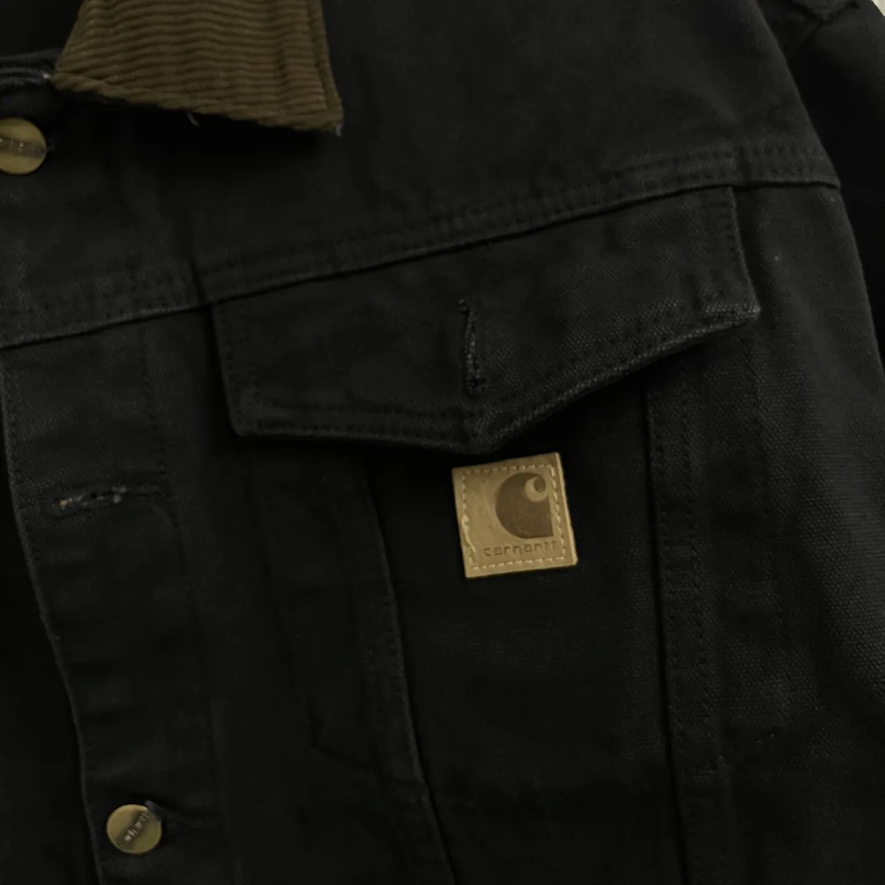 🅿️310 Top Style No. KH021, Carhartt WIP Detroit Jacket Tired of the same outfits? This Carhartt WIP vintage distressed denim jacket is definitely your secret weapon when going out on the street!  For only 💰270, you can take home this trendy item. It continues the classic Detroit jacket shape while being optimized to fit the Asian figure perfectly. After being washed and distressed, the garments show just the right traces of time. The upper body has a casual and uninhibited fashion style. It is more eye-catching than regular colors. It has a strong sense of fashion. All fashion veterans who know how to do it have already bought it!  The washed canvas is soft and skin-friendly, saying goodbye to the stiff wearing experience, and the comfort level has skyrocketed. The iconic accordion sleeve design on the back is not only beautiful, but also greatly facilitates daily activities. You can raise your hands and stretch without any restrictions.  Available in classic black and low-key gray, suitable for various styles. Whether it is street style, workwear style or Japanese simple style, it can be easily controlled.  Sizes cover S - XL (corresponding to sizes 46 - 52), ready for delivery in seconds, detailed sizes can be found in Figure 9. Don't hesitate anymore, put it on and you will become the most handsome boy on the street!  🔘Color: black, gray 🔘Size: S M L XL (corresponding to sizes 46 48 50 52),