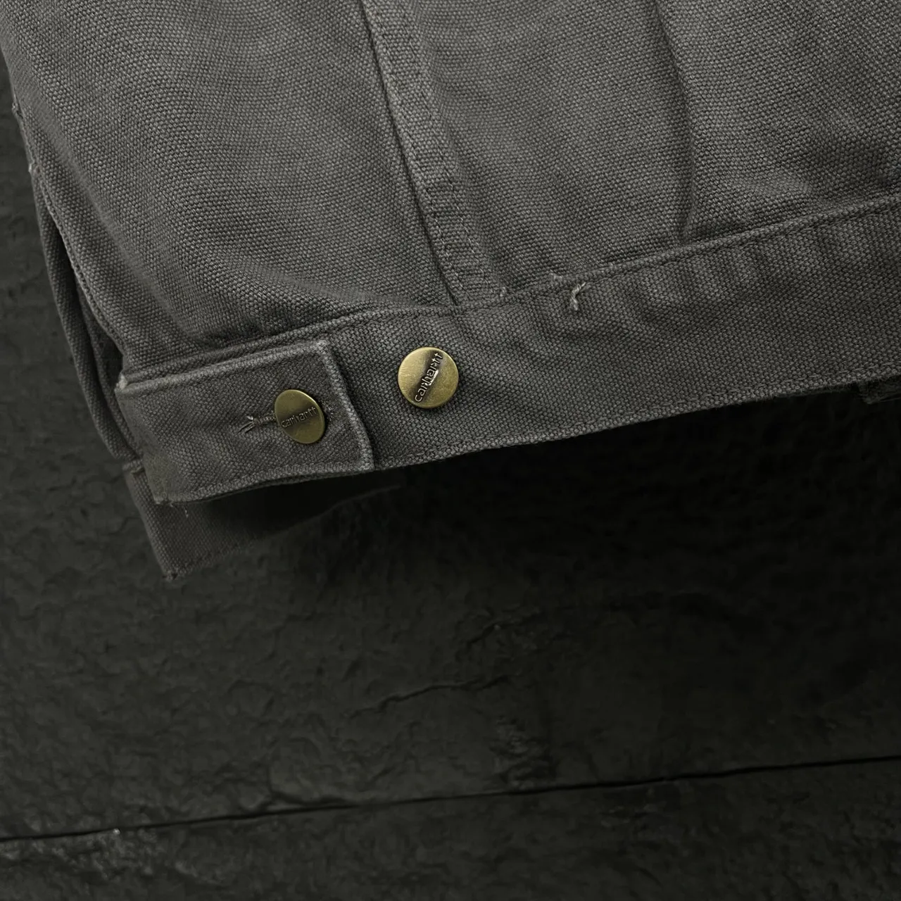 🅿️310 Top Style No. KH021, Carhartt WIP Detroit Jacket Tired of the same outfits? This Carhartt WIP vintage distressed denim jacket is definitely your secret weapon when going out on the street!  For only 💰270, you can take home this trendy item. It continues the classic Detroit jacket shape while being optimized to fit the Asian figure perfectly. After being washed and distressed, the garments show just the right traces of time. The upper body has a casual and uninhibited fashion style. It is more eye-catching than regular colors. It has a strong sense of fashion. All fashion veterans who know how to do it have already bought it!  The washed canvas is soft and skin-friendly, saying goodbye to the stiff wearing experience, and the comfort level has skyrocketed. The iconic accordion sleeve design on the back is not only beautiful, but also greatly facilitates daily activities. You can raise your hands and stretch without any restrictions.  Available in classic black and low-key gray, suitable for various styles. Whether it is street style, workwear style or Japanese simple style, it can be easily controlled.  Sizes cover S - XL (corresponding to sizes 46 - 52), ready for delivery in seconds, detailed sizes can be found in Figure 9. Don't hesitate anymore, put it on and you will become the most handsome boy on the street!  🔘Color: black, gray 🔘Size: S M L XL (corresponding to sizes 46 48 50 52),
