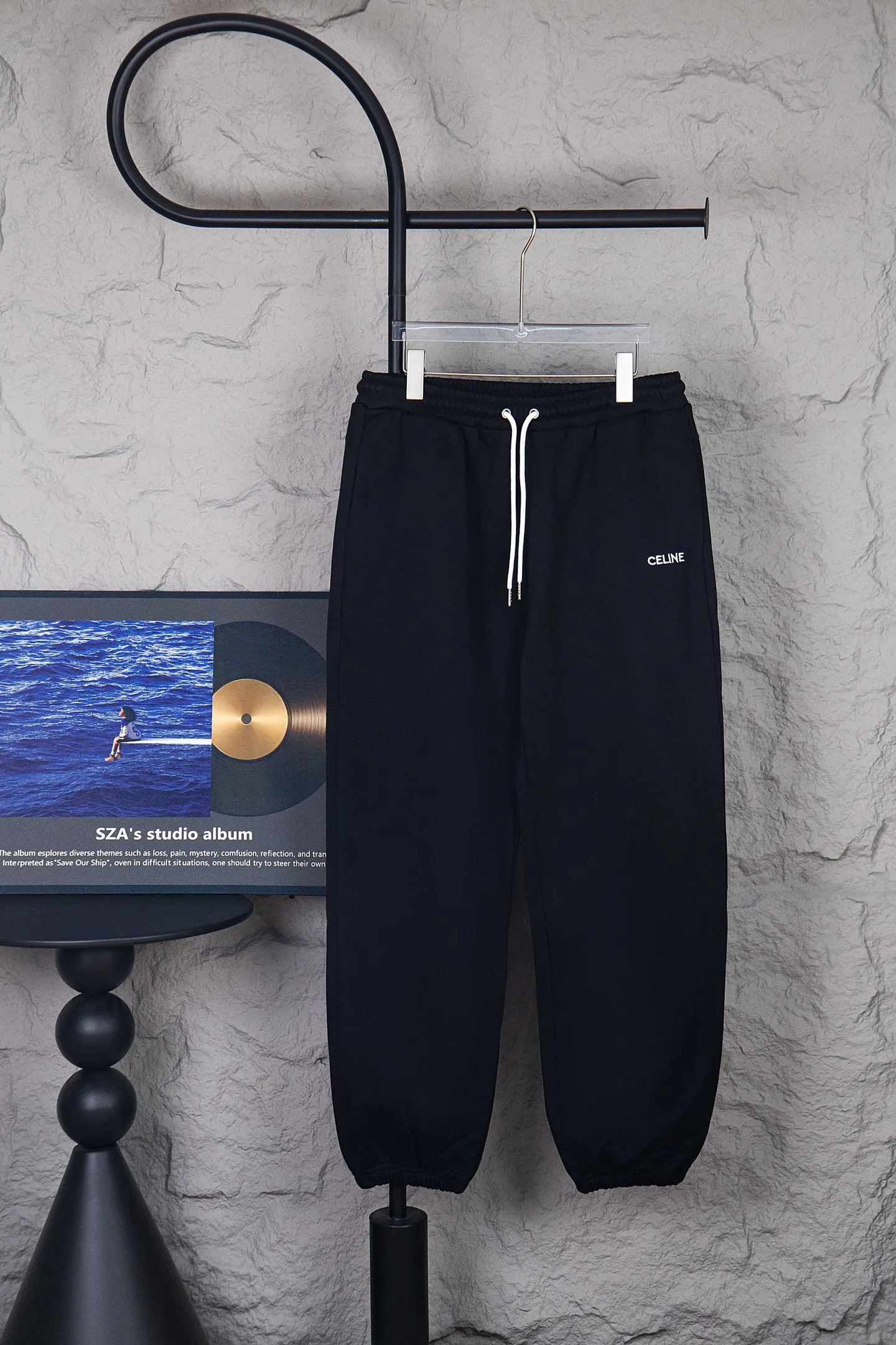 🅿️190 Style number: M259 Celine/Celine 21ss classic letter embroidered casual sports sweatpants, classic iconic LOGO! No need for too much polish! Simple design, universal style! 380g pure cotton terry cloth! The thickness is moderate and suitable for spring, summer and autumn! Double side pockets and elasticated waistband with drawstring! Loose fit Size: S-XL