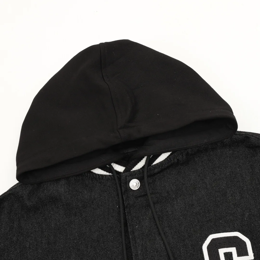 🅿️570 CELINE/CELINE's new hooded cotton jacket with embroidered letters. Custom-made high-quality brand-specific fabrics are developed and produced using original custom-dyed technical fabrics to create a glossy surface. The texture is very delicate and high-end. Large embroidered letters on the chest and back are highly iconic. Imported embroidery machines are used to produce a three-dimensional look and the interior is filled with high-quality velvet. Very warm, comfortable and not bloated. Complete with three-label hangtags. Size: XS-L