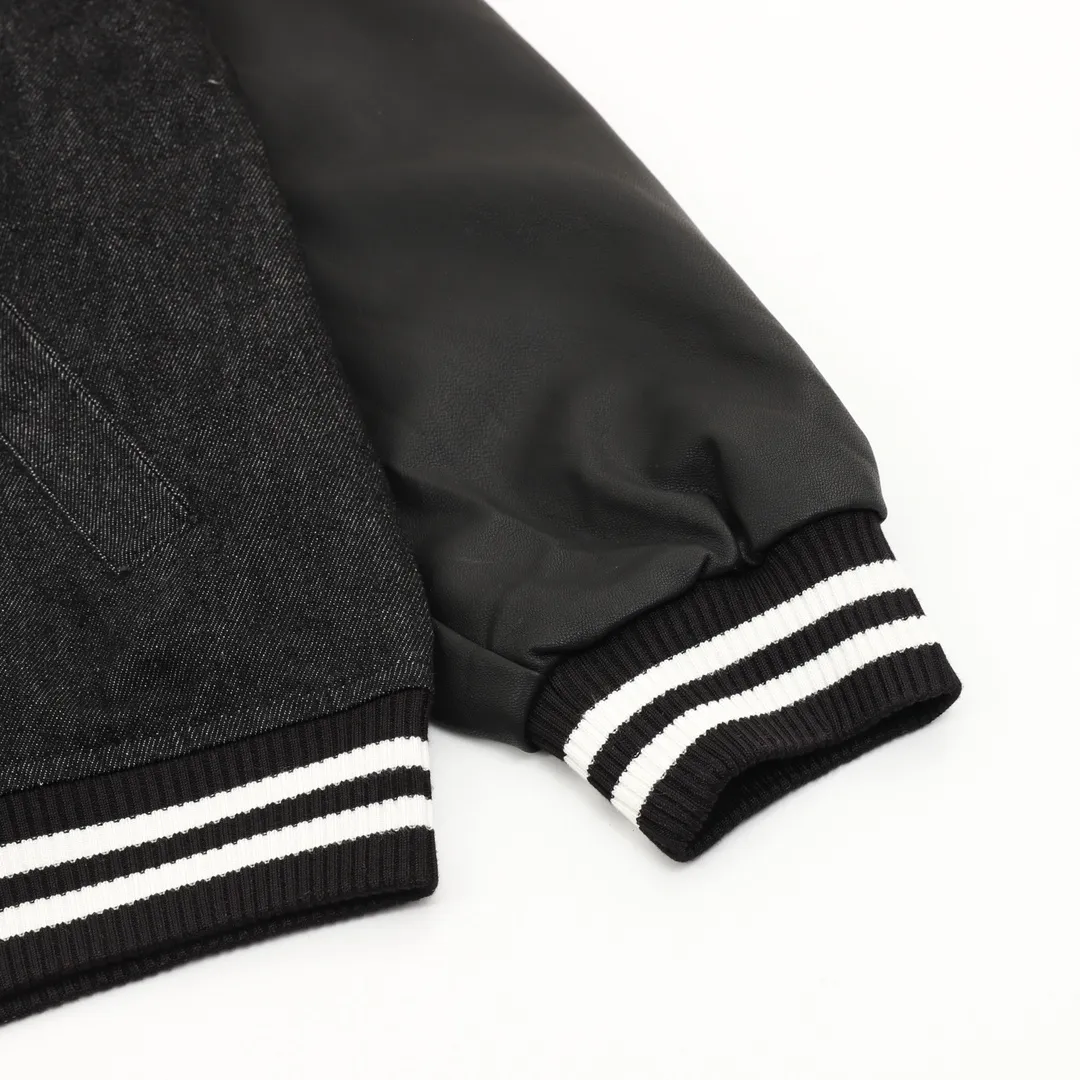 🅿️570 CELINE/CELINE's new hooded cotton jacket with embroidered letters. Custom-made high-quality brand-specific fabrics are developed and produced using original custom-dyed technical fabrics to create a glossy surface. The texture is very delicate and high-end. Large embroidered letters on the chest and back are highly iconic. Imported embroidery machines are used to produce a three-dimensional look and the interior is filled with high-quality velvet. Very warm, comfortable and not bloated. Complete with three-label hangtags. Size: XS-L