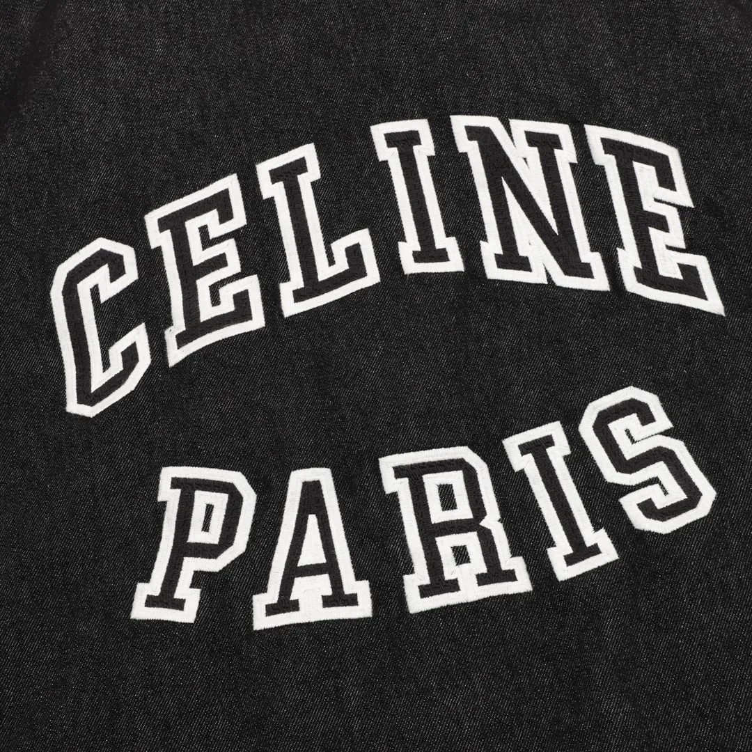 🅿️570 CELINE/CELINE's new hooded cotton jacket with embroidered letters. Custom-made high-quality brand-specific fabrics are developed and produced using original custom-dyed technical fabrics to create a glossy surface. The texture is very delicate and high-end. Large embroidered letters on the chest and back are highly iconic. Imported embroidery machines are used to produce a three-dimensional look and the interior is filled with high-quality velvet. Very warm, comfortable and not bloated. Complete with three-label hangtags. Size: XS-L