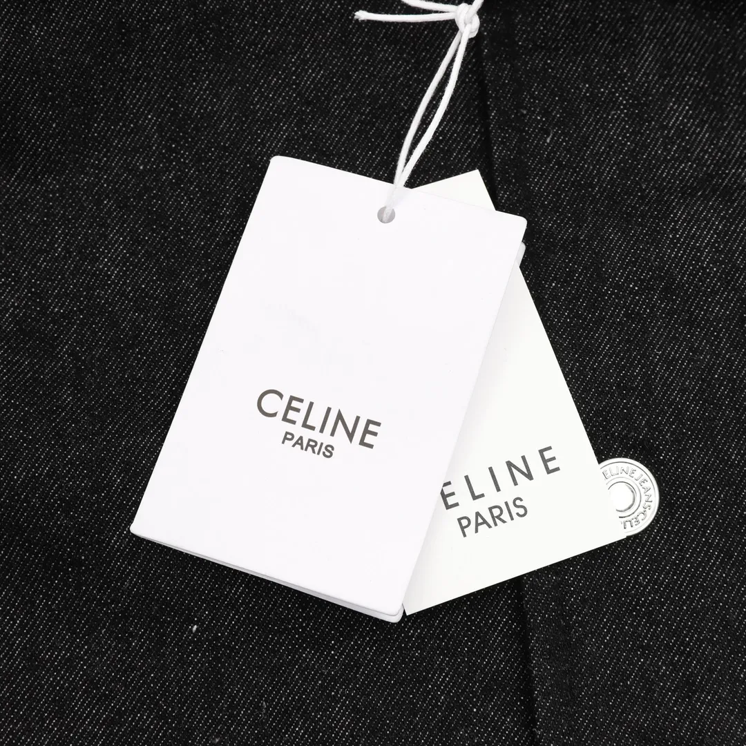 🅿️570 CELINE/CELINE's new hooded cotton jacket with embroidered letters. Custom-made high-quality brand-specific fabrics are developed and produced using original custom-dyed technical fabrics to create a glossy surface. The texture is very delicate and high-end. Large embroidered letters on the chest and back are highly iconic. Imported embroidery machines are used to produce a three-dimensional look and the interior is filled with high-quality velvet. Very warm, comfortable and not bloated. Complete with three-label hangtags. Size: XS-L