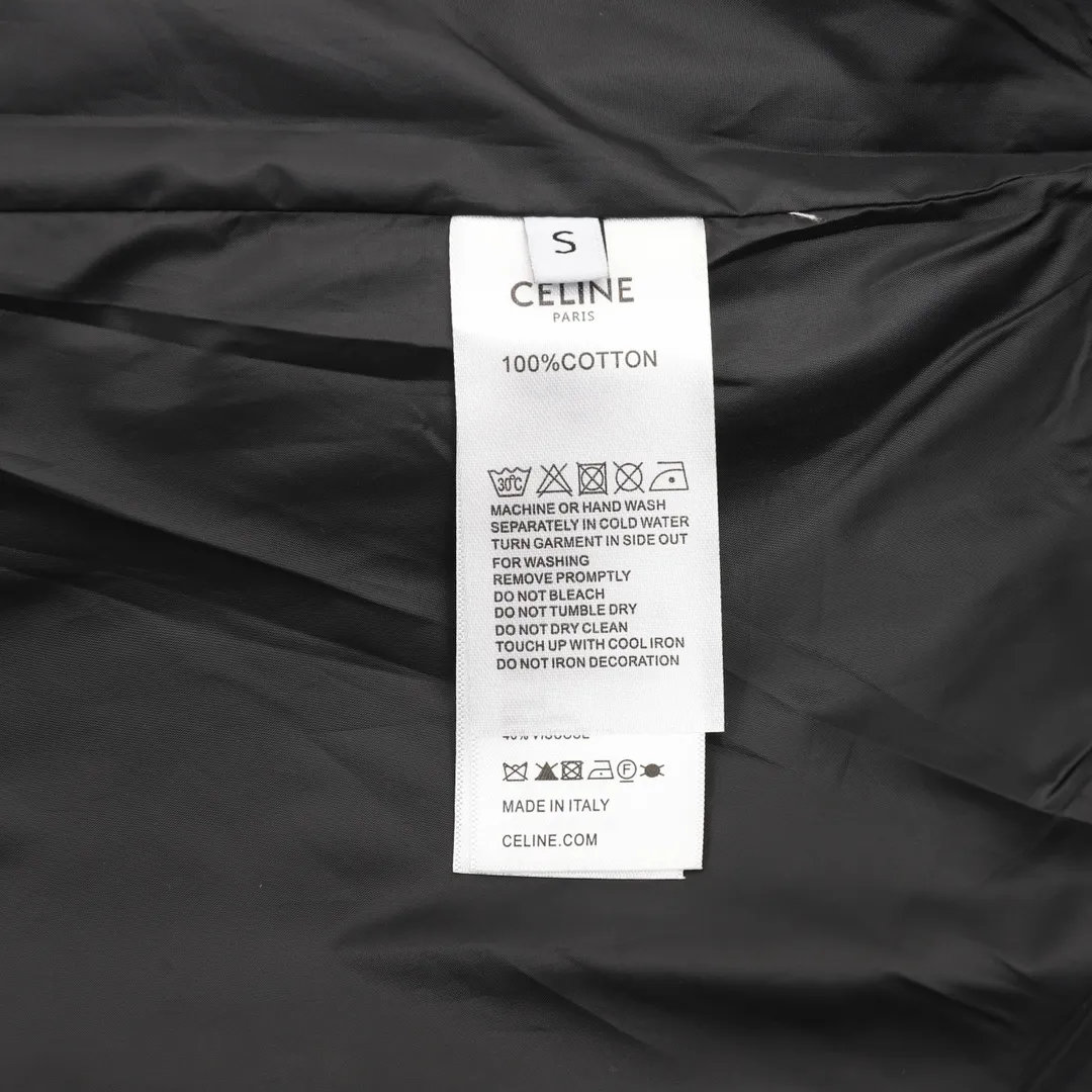 🅿️570 CELINE/CELINE's new hooded cotton jacket with embroidered letters. Custom-made high-quality brand-specific fabrics are developed and produced using original custom-dyed technical fabrics to create a glossy surface. The texture is very delicate and high-end. Large embroidered letters on the chest and back are highly iconic. Imported embroidery machines are used to produce a three-dimensional look and the interior is filled with high-quality velvet. Very warm, comfortable and not bloated. Complete with three-label hangtags. Size: XS-L