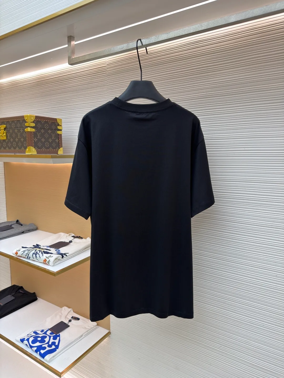 Celine Arc de Triomphe short sleeves ●Original version: Purchased and developed for 5100 ●Item number: 1682418-X90 ●Fabric: 40-count double-ply fabric ●Technology: embroidery production ●Color: black ●Version: Fitted version ●Weight: about 215 grams ●Size: S-M-L-XL ●Description: Made of 40-count double-ply fabric, soft to the touch, comfortable and skin-friendly, the iconic Celine Arc de Triomphe logo embellishes the front Simple to the extreme is fashionable. The simplest classic black T-shirt is the most touching. Adopt imported machine embroidery technology, use advanced computer control systems and precision mechanical components to achieve Arc de Triomphe embroidery operations with high precision. The lines are smooth and delicate, and the fabrics have been washed. It has a better hand feel and texture, is not easy to deform, is not easy to shrink, is not easy to fade, and maintains long-term beauty. The overall wiring is straight and delicate, the fabric is comfortable and soft, and the color is consistent without color difference. It can be matched with the same style to create a fashionable look and control various occasions. Customized accessories, complete with three standards, same style for men and women!