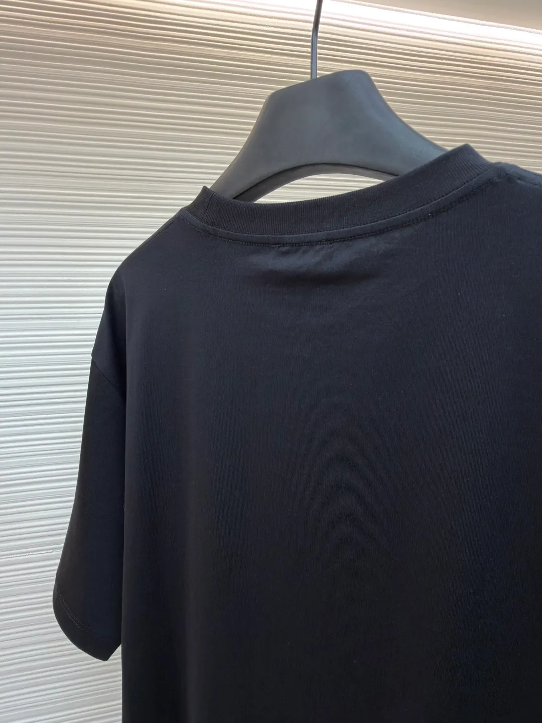 Celine Arc de Triomphe short sleeves ●Original version: Purchased and developed for 5100 ●Item number: 1682418-X90 ●Fabric: 40-count double-ply fabric ●Technology: embroidery production ●Color: black ●Version: Fitted version ●Weight: about 215 grams ●Size: S-M-L-XL ●Description: Made of 40-count double-ply fabric, soft to the touch, comfortable and skin-friendly, the iconic Celine Arc de Triomphe logo embellishes the front Simple to the extreme is fashionable. The simplest classic black T-shirt is the most touching. Adopt imported machine embroidery technology, use advanced computer control systems and precision mechanical components to achieve Arc de Triomphe embroidery operations with high precision. The lines are smooth and delicate, and the fabrics have been washed. It has a better hand feel and texture, is not easy to deform, is not easy to shrink, is not easy to fade, and maintains long-term beauty. The overall wiring is straight and delicate, the fabric is comfortable and soft, and the color is consistent without color difference. It can be matched with the same style to create a fashionable look and control various occasions. Customized accessories, complete with three standards, same style for men and women!