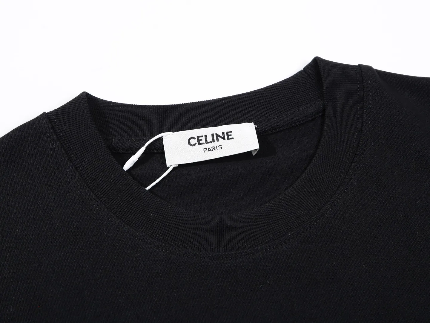 🅿️170 Celin* Celine printed letters‼ ️Short-sleeved T-shirt® *Customized 280g cotton fabric, the fabric is soft, skin-friendly and comfortable *Laminated letter logo on the front *A very simple and elegant one that is unparalleled in terms of upper body comfort, interpreting your luxury and taste, and creating your fashionable charm. ⚠️Washing method: It is recommended to dry clean or wrap the reverse side in a laundry bag and machine wash it quickly in cold water and let it dry naturally! ⚠️ Unisex style 𝐂𝐎𝐋𝐎𝐔𝐑: White Black 𝐒𝐈𝐙𝐄: S-XL
