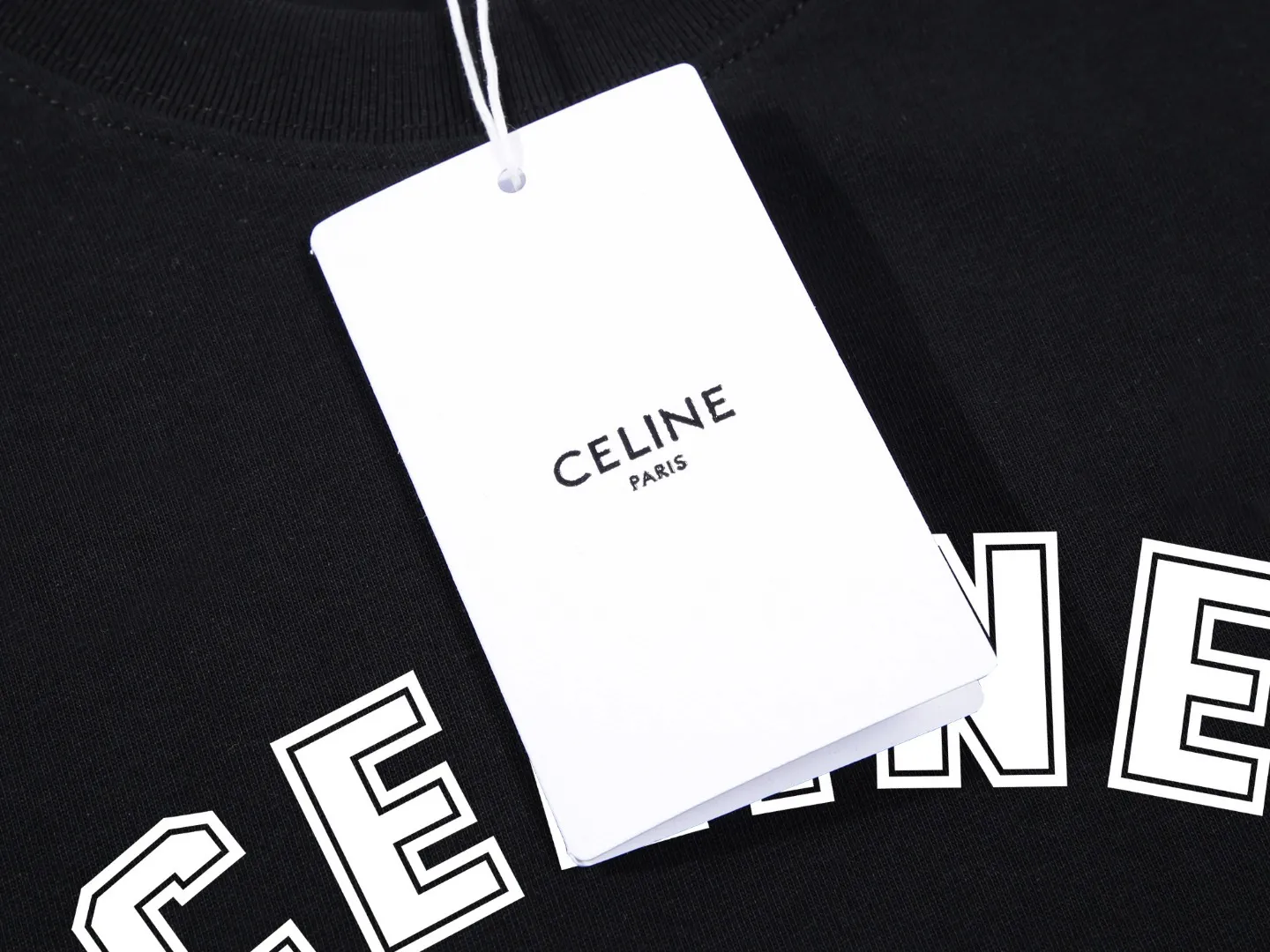 🅿️170 Celin* Celine printed letters‼ ️Short-sleeved T-shirt® *Customized 280g cotton fabric, the fabric is soft, skin-friendly and comfortable *Laminated letter logo on the front *A very simple and elegant one that is unparalleled in terms of upper body comfort, interpreting your luxury and taste, and creating your fashionable charm. ⚠️Washing method: It is recommended to dry clean or wrap the reverse side in a laundry bag and machine wash it quickly in cold water and let it dry naturally! ⚠️ Unisex style 𝐂𝐎𝐋𝐎𝐔𝐑: White Black 𝐒𝐈𝐙𝐄: S-XL