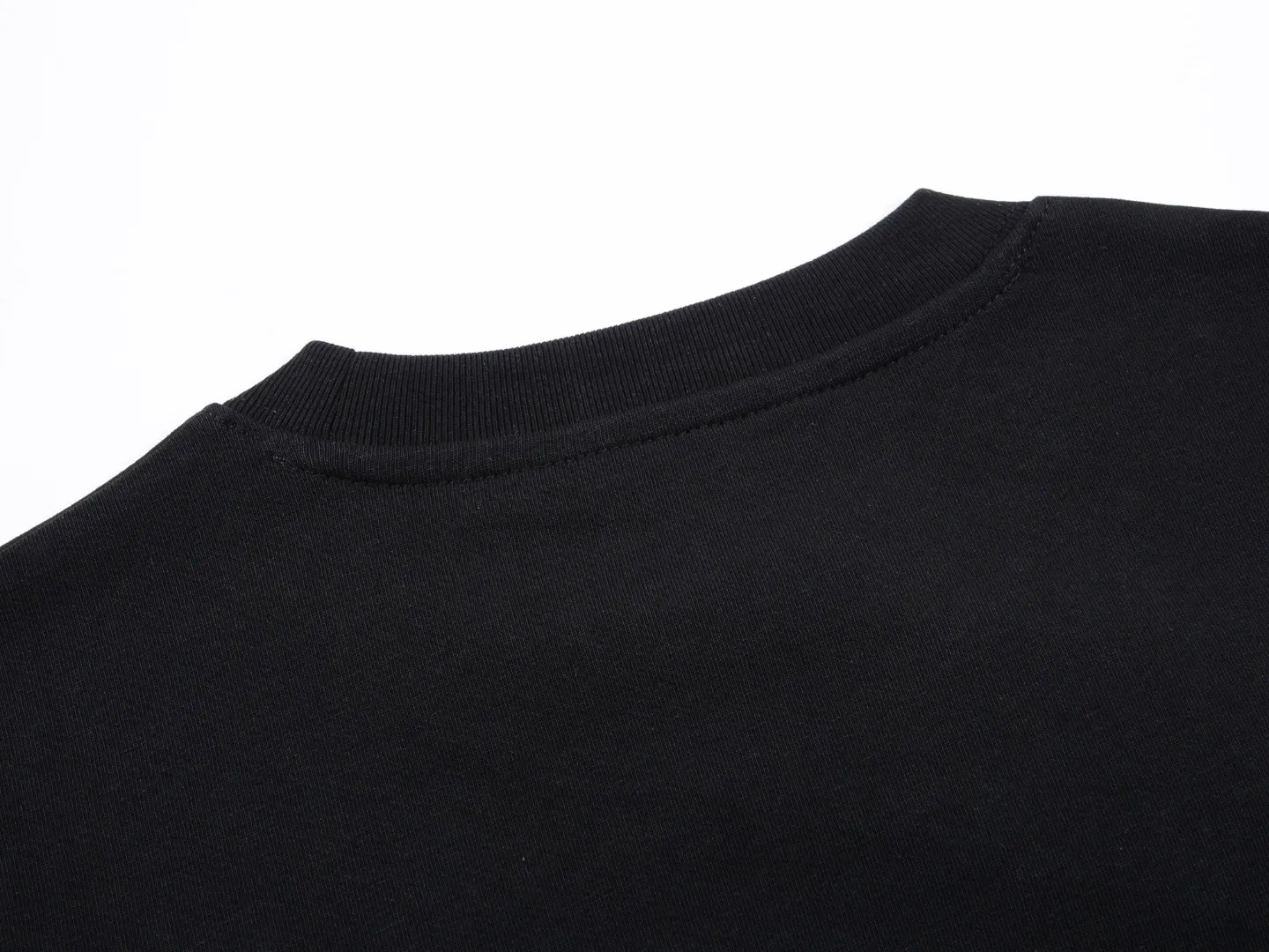 🅿️170 Celin* Celine printed letters‼ ️Short-sleeved T-shirt® *Customized 280g cotton fabric, the fabric is soft, skin-friendly and comfortable *Laminated letter logo on the front *A very simple and elegant one that is unparalleled in terms of upper body comfort, interpreting your luxury and taste, and creating your fashionable charm. ⚠️Washing method: It is recommended to dry clean or wrap the reverse side in a laundry bag and machine wash it quickly in cold water and let it dry naturally! ⚠️ Unisex style 𝐂𝐎𝐋𝐎𝐔𝐑: White Black 𝐒𝐈𝐙𝐄: S-XL