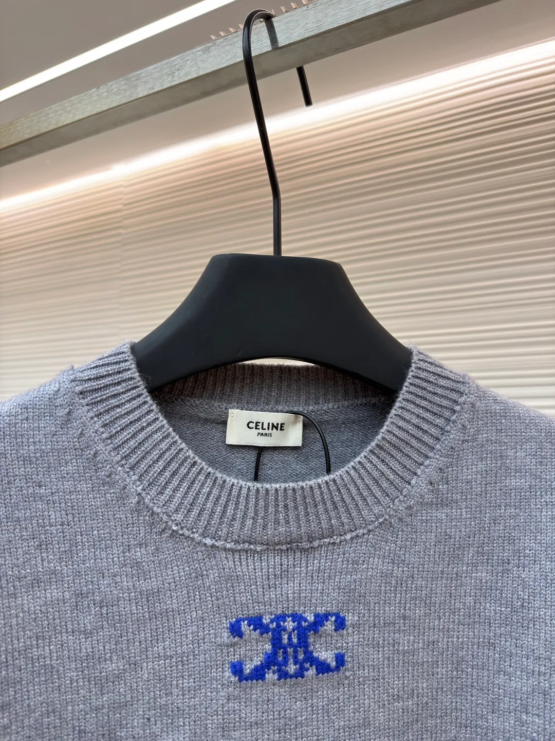 Celine Arc de Triomphe jacquard knitted pullover ●Item number: 1681933-A75 ●Fabric: wool blended fabric ●Technology: jacquard knitting ●Color: gray ●Version: fitted version ●Weight: about 525 grams ●Size: S-M-L-XL ●Description: Made of 30% wool, 70% cotton. Partial intarsia craftsmanship, imported 12-knit fabric. The entire garment takes 120 minutes to complete. Garment washing - removal of wool impurities - color fixation - fixed version. This model is CELINE's 2026 new masterpiece. The chest is embellished with partial intarsia of the Arc de Triomphe, adding a new design style. Wool 30% 70% cotton yarn. Not machine washable - do not rinse. The overall wiring is straight and delicate, the fabric is comfortable and soft, and the color is consistent without color difference. It can be matched with the same style to create a fashionable look and control various occasions. Customized accessories, complete with three standards, same style for men and women!