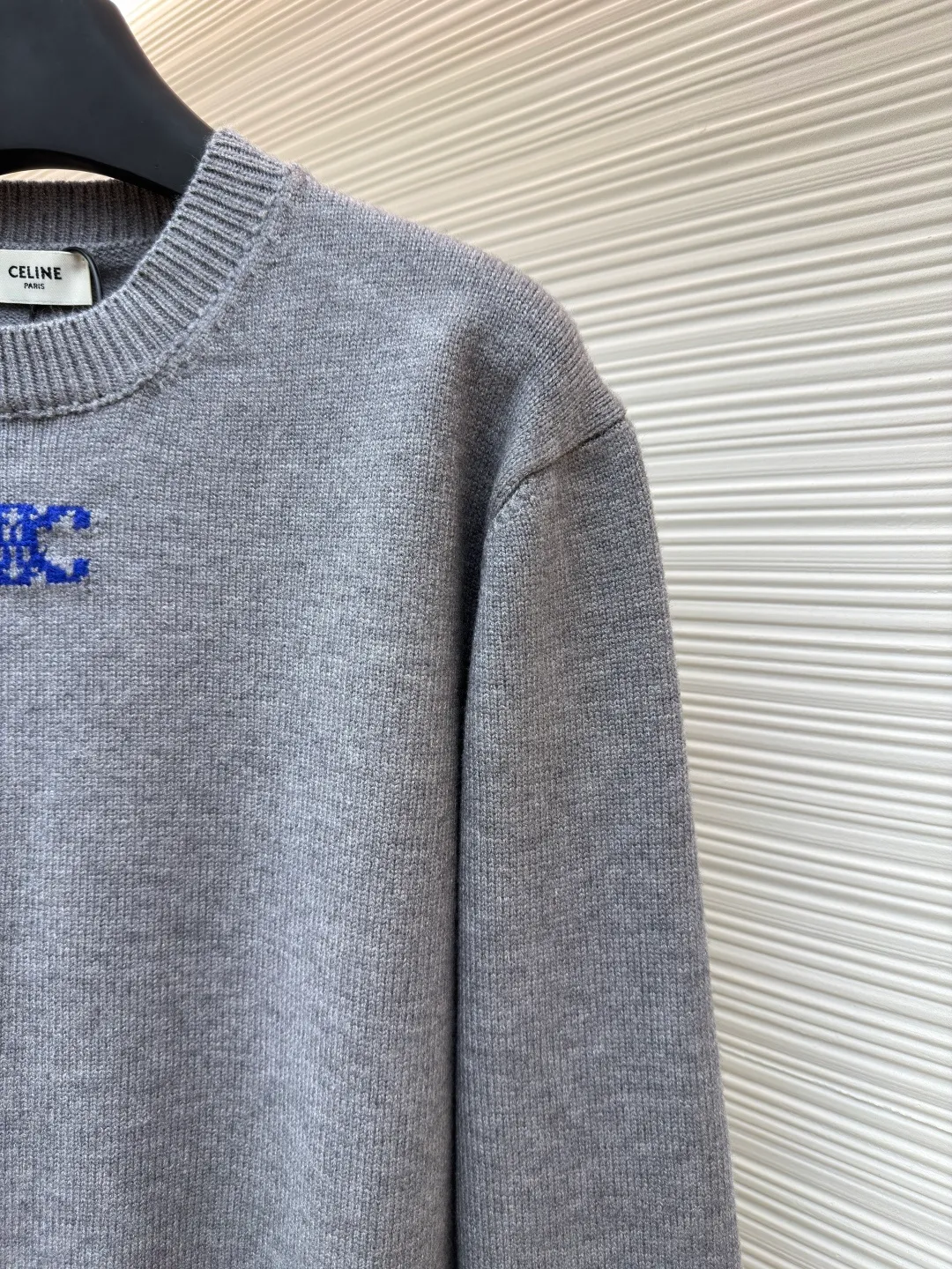 Celine Arc de Triomphe jacquard knitted pullover ●Item number: 1681933-A75 ●Fabric: wool blended fabric ●Technology: jacquard knitting ●Color: gray ●Version: fitted version ●Weight: about 525 grams ●Size: S-M-L-XL ●Description: Made of 30% wool, 70% cotton. Partial intarsia craftsmanship, imported 12-knit fabric. The entire garment takes 120 minutes to complete. Garment washing - removal of wool impurities - color fixation - fixed version. This model is CELINE's 2026 new masterpiece. The chest is embellished with partial intarsia of the Arc de Triomphe, adding a new design style. Wool 30% 70% cotton yarn. Not machine washable - do not rinse. The overall wiring is straight and delicate, the fabric is comfortable and soft, and the color is consistent without color difference. It can be matched with the same style to create a fashionable look and control various occasions. Customized accessories, complete with three standards, same style for men and women!