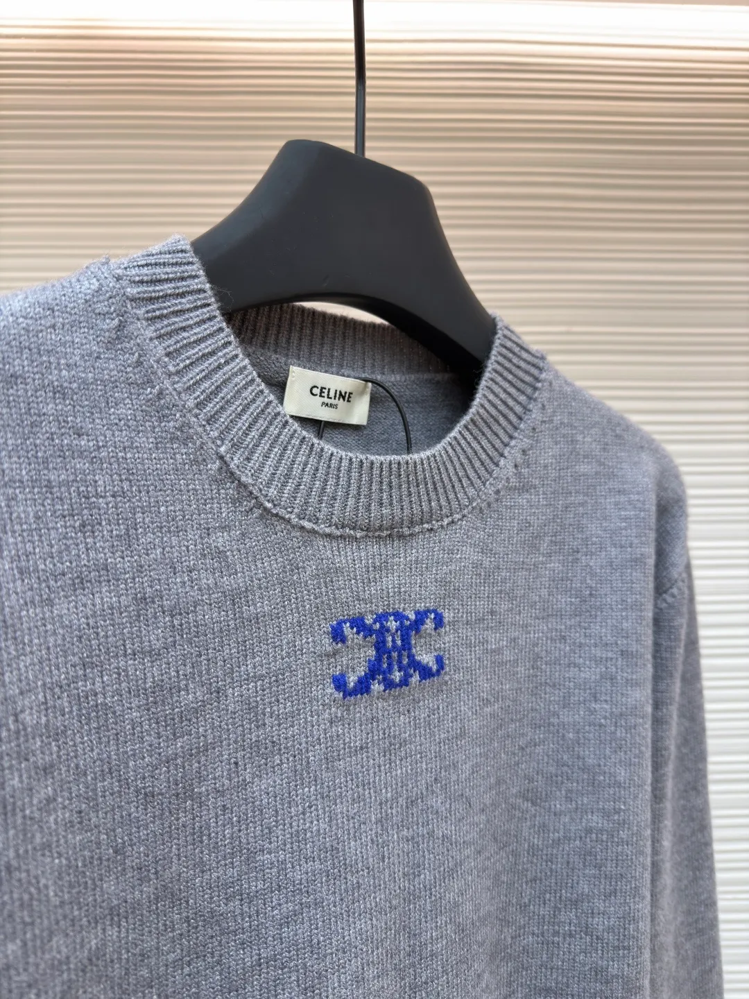 Celine Arc de Triomphe jacquard knitted pullover ●Item number: 1681933-A75 ●Fabric: wool blended fabric ●Technology: jacquard knitting ●Color: gray ●Version: fitted version ●Weight: about 525 grams ●Size: S-M-L-XL ●Description: Made of 30% wool, 70% cotton. Partial intarsia craftsmanship, imported 12-knit fabric. The entire garment takes 120 minutes to complete. Garment washing - removal of wool impurities - color fixation - fixed version. This model is CELINE's 2026 new masterpiece. The chest is embellished with partial intarsia of the Arc de Triomphe, adding a new design style. Wool 30% 70% cotton yarn. Not machine washable - do not rinse. The overall wiring is straight and delicate, the fabric is comfortable and soft, and the color is consistent without color difference. It can be matched with the same style to create a fashionable look and control various occasions. Customized accessories, complete with three standards, same style for men and women!
