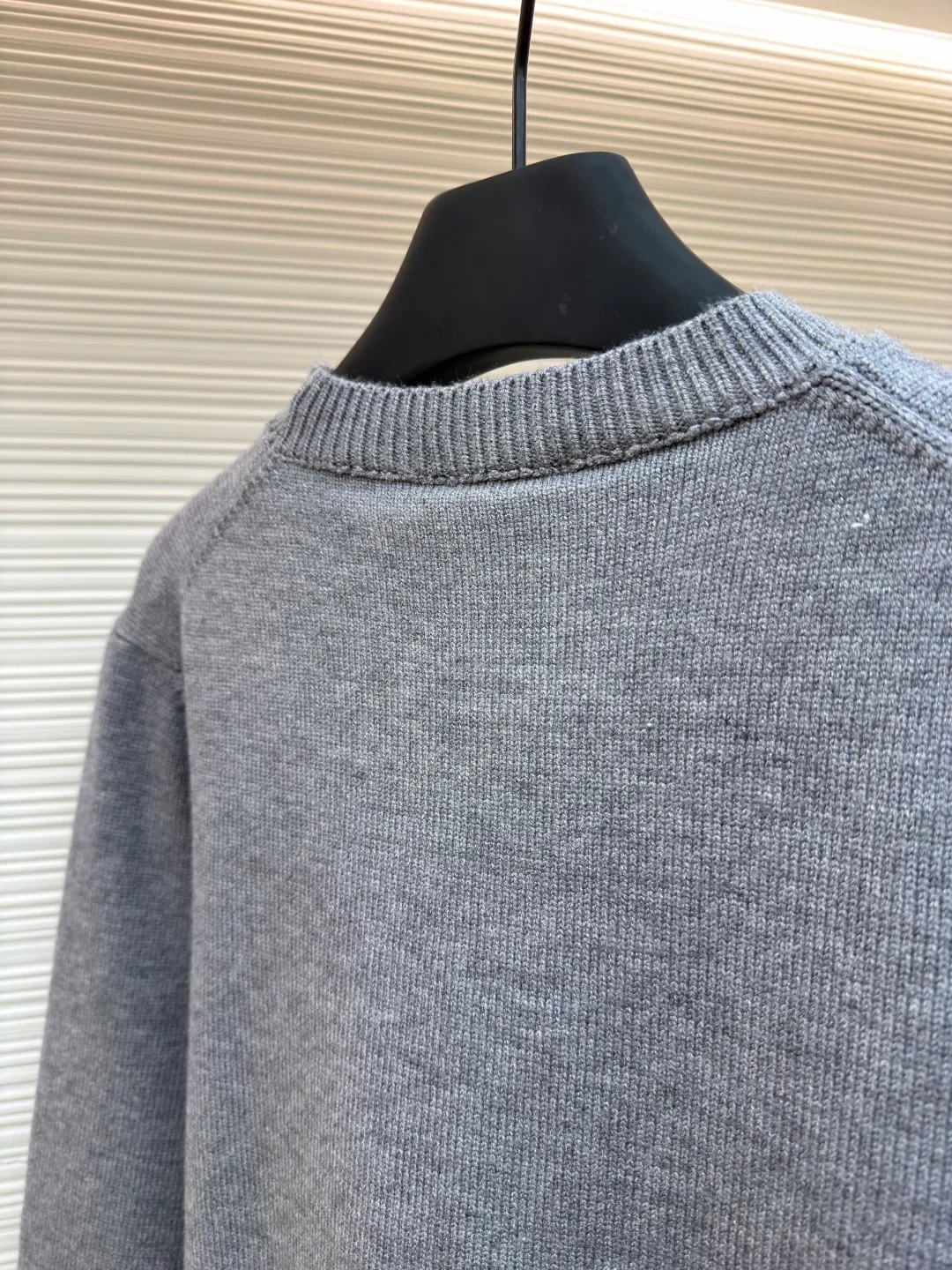 Celine Arc de Triomphe jacquard knitted pullover ●Item number: 1681933-A75 ●Fabric: wool blended fabric ●Technology: jacquard knitting ●Color: gray ●Version: fitted version ●Weight: about 525 grams ●Size: S-M-L-XL ●Description: Made of 30% wool, 70% cotton. Partial intarsia craftsmanship, imported 12-knit fabric. The entire garment takes 120 minutes to complete. Garment washing - removal of wool impurities - color fixation - fixed version. This model is CELINE's 2026 new masterpiece. The chest is embellished with partial intarsia of the Arc de Triomphe, adding a new design style. Wool 30% 70% cotton yarn. Not machine washable - do not rinse. The overall wiring is straight and delicate, the fabric is comfortable and soft, and the color is consistent without color difference. It can be matched with the same style to create a fashionable look and control various occasions. Customized accessories, complete with three standards, same style for men and women!