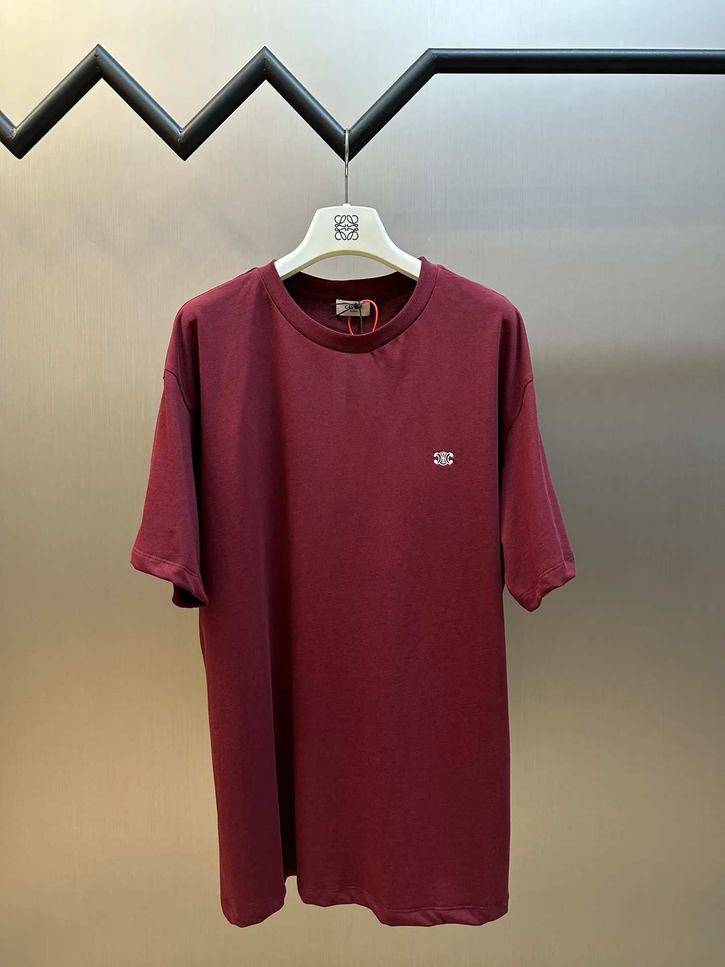 🅿️250 Celine Arc de Triomphe short-sleeve (new color) uses 40 double strands. The iconic Celine Arc de Triomphe logo embellishes the front, with red as the base tone, as dazzling as the scorching sun.  Adopt imported machine embroidery technology, use advanced computer control systems and precision mechanical components to realize the Arc de Triomphe embroidery operation size: s m l xl