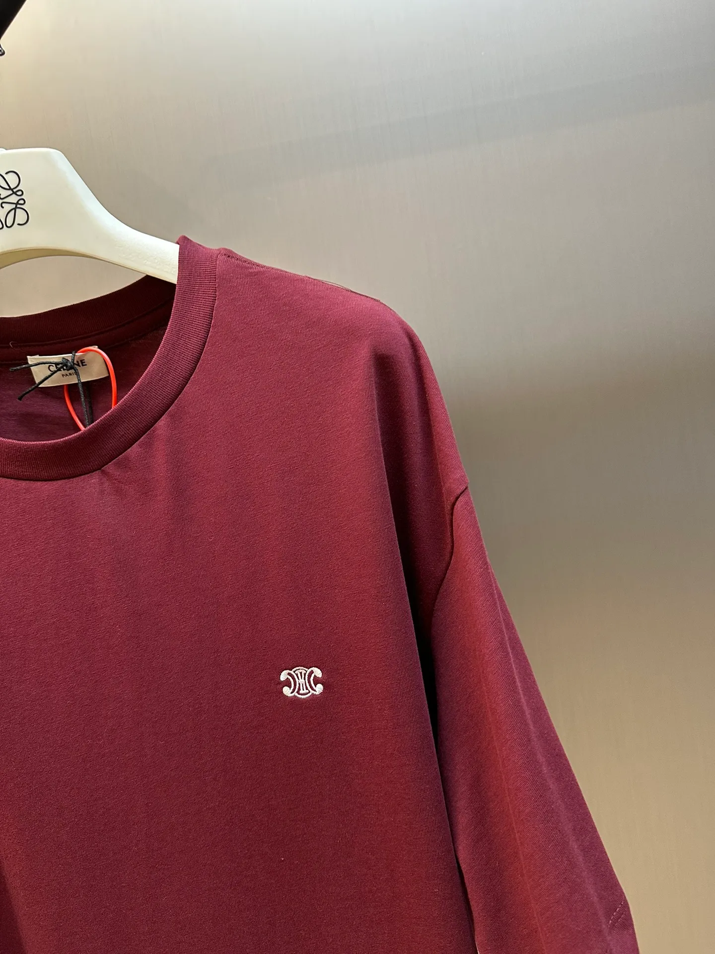 🅿️250 Celine Arc de Triomphe short-sleeve (new color) uses 40 double strands. The iconic Celine Arc de Triomphe logo embellishes the front, with red as the base tone, as dazzling as the scorching sun.  Adopt imported machine embroidery technology, use advanced computer control systems and precision mechanical components to realize the Arc de Triomphe embroidery operation size: s m l xl