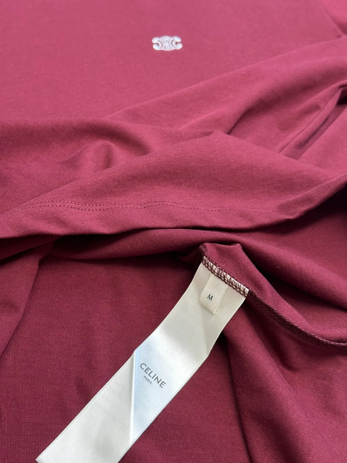 🅿️250 Celine Arc de Triomphe short-sleeve (new color) uses 40 double strands. The iconic Celine Arc de Triomphe logo embellishes the front, with red as the base tone, as dazzling as the scorching sun.  Adopt imported machine embroidery technology, use advanced computer control systems and precision mechanical components to realize the Arc de Triomphe embroidery operation size: s m l xl